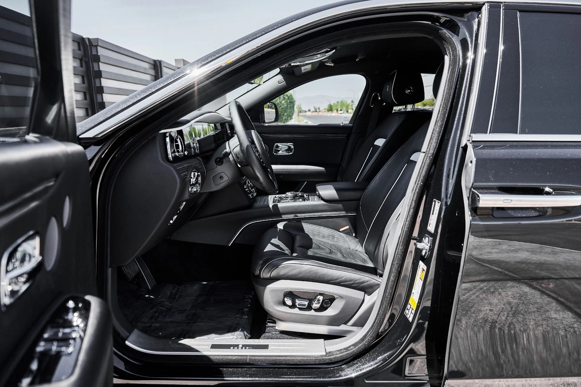 mph027_1996175037_Used_2023_Rolls_Royce_Ghost_Base_1781657329_023d11682a
