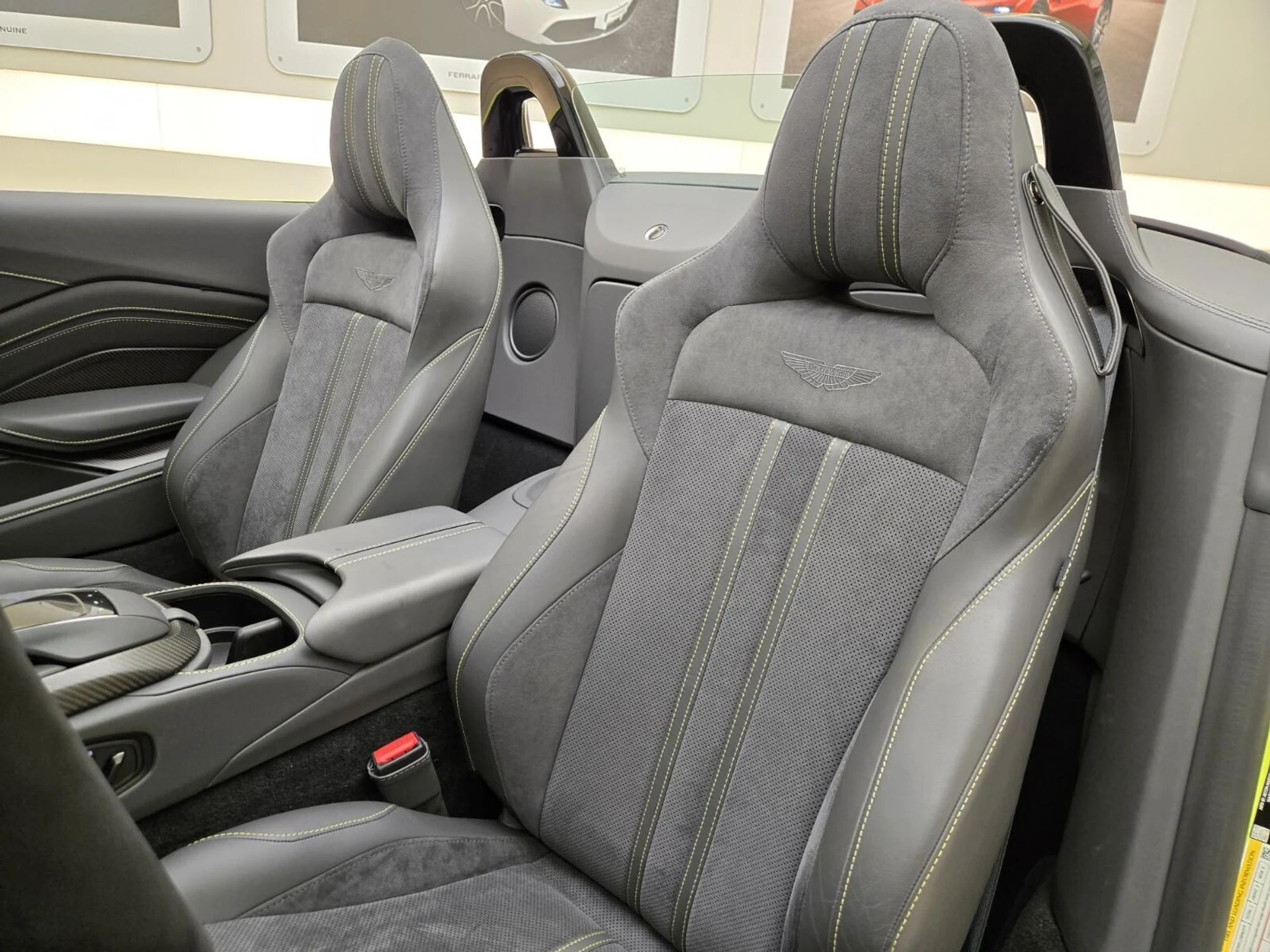 mph027_2001879502_Used_2023_Aston_Martin_Vantage_1762849167_31cc8afbdd