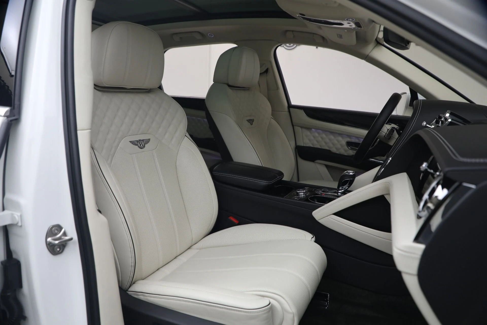 mph027_2017118082_Used_2022_Bentley_Bentayga_V8_1777753010_b3b09ea22f