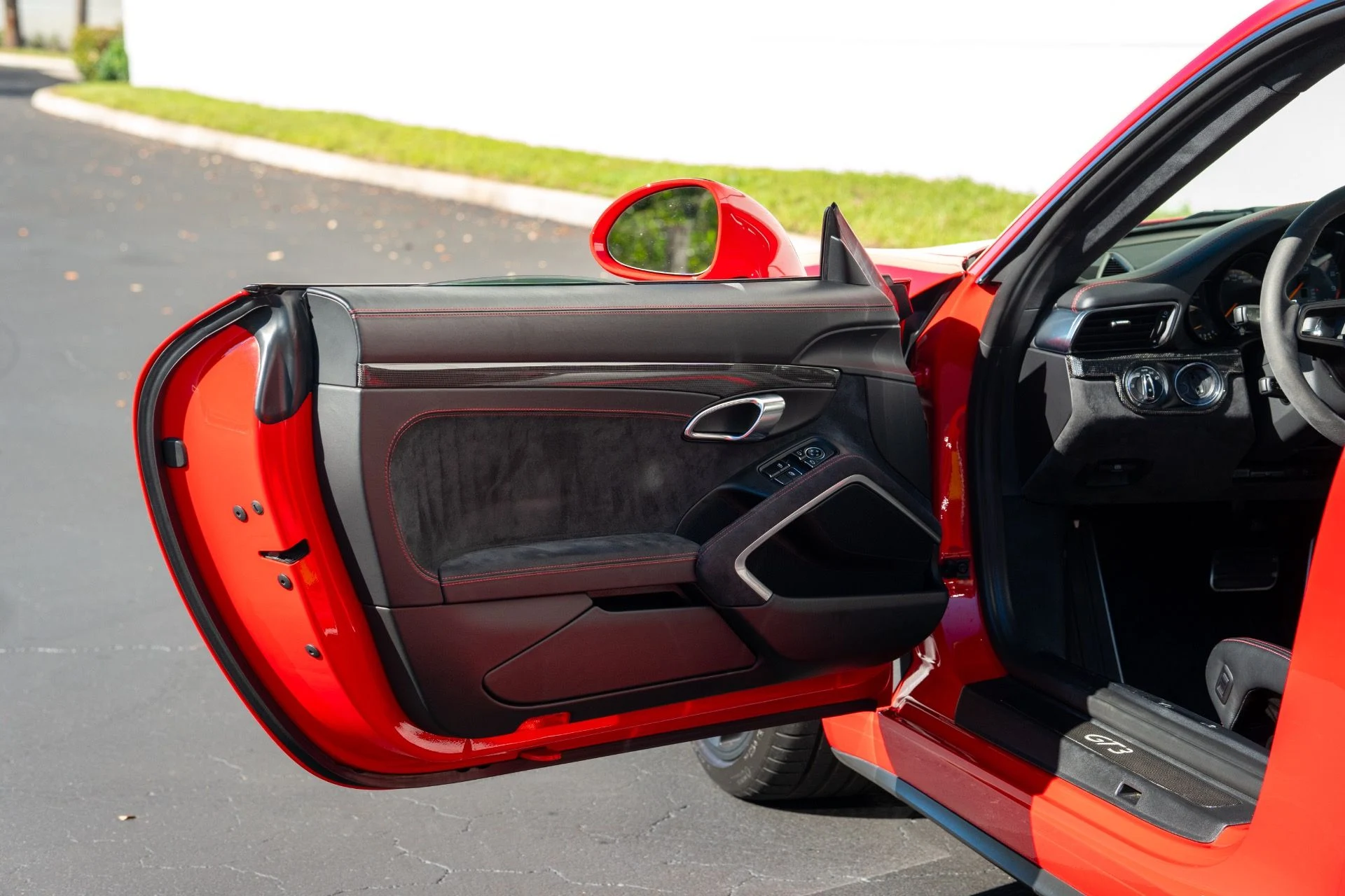 mph027_2018600291_Used_2018_Porsche_911_GT_3_1755032810_222c1120ab