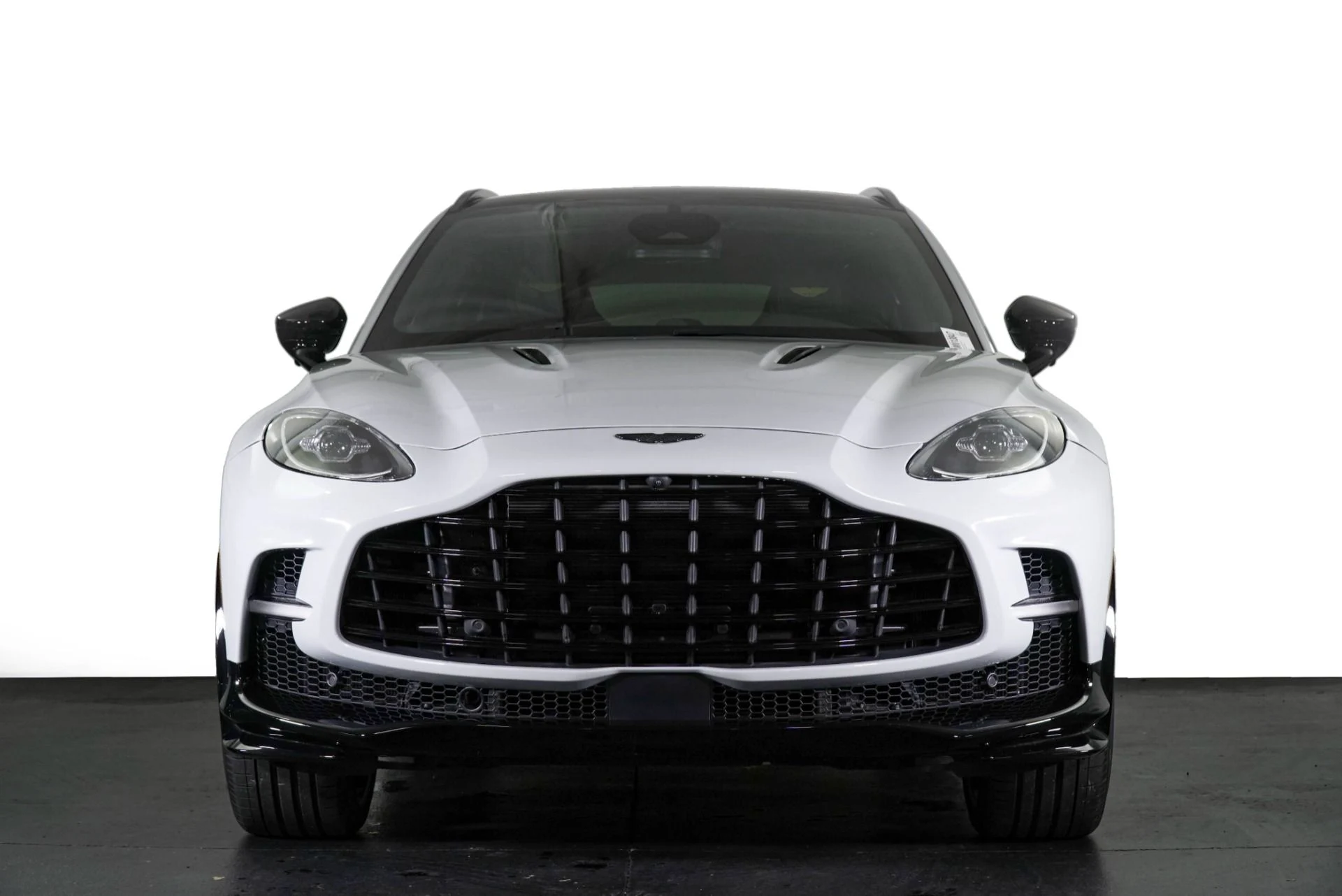 mph027_2032597226_New_2026_Aston_Martin_DBX_707_1767899119_0185e5c0aa