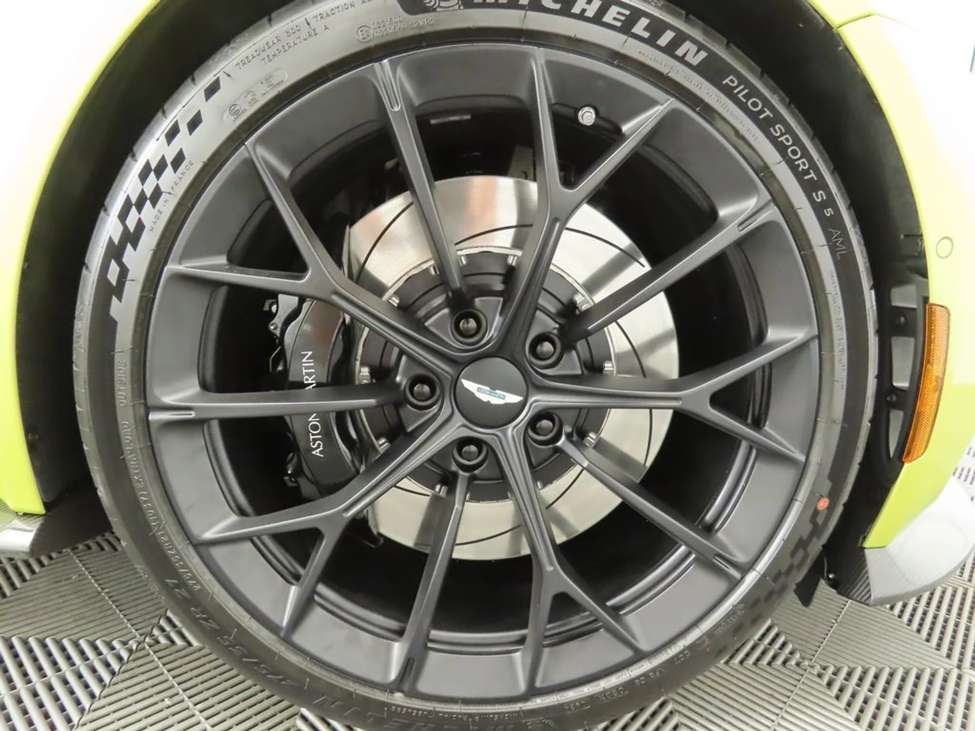 mph027_2035087563_used_2025_aston_martin_vantage_coupe_8119_22966347_28_1024_8dd1770aec