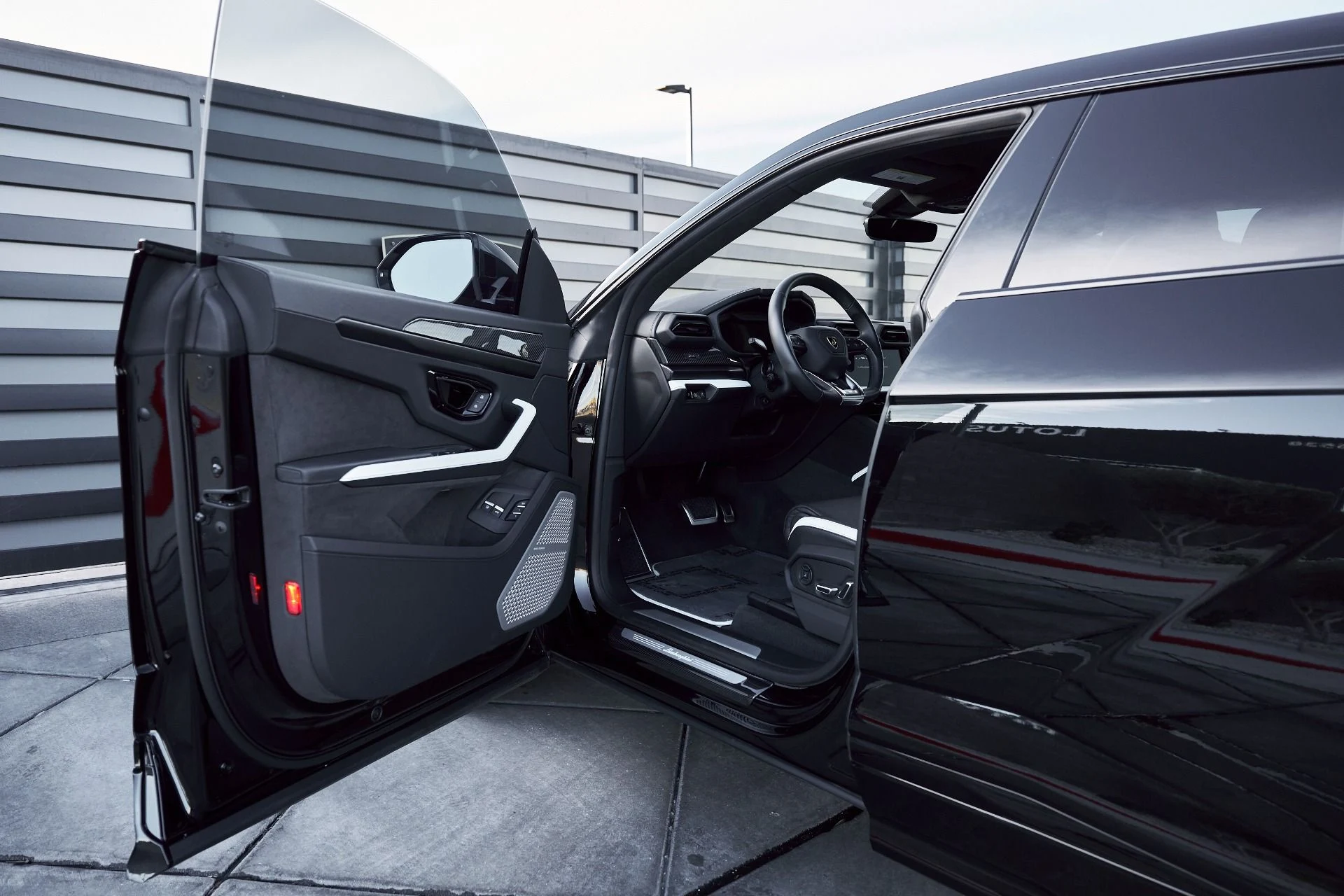 mph027_204475604_Used_2025_Lamborghini_Urus_SE_1767720860_ae4713f78a