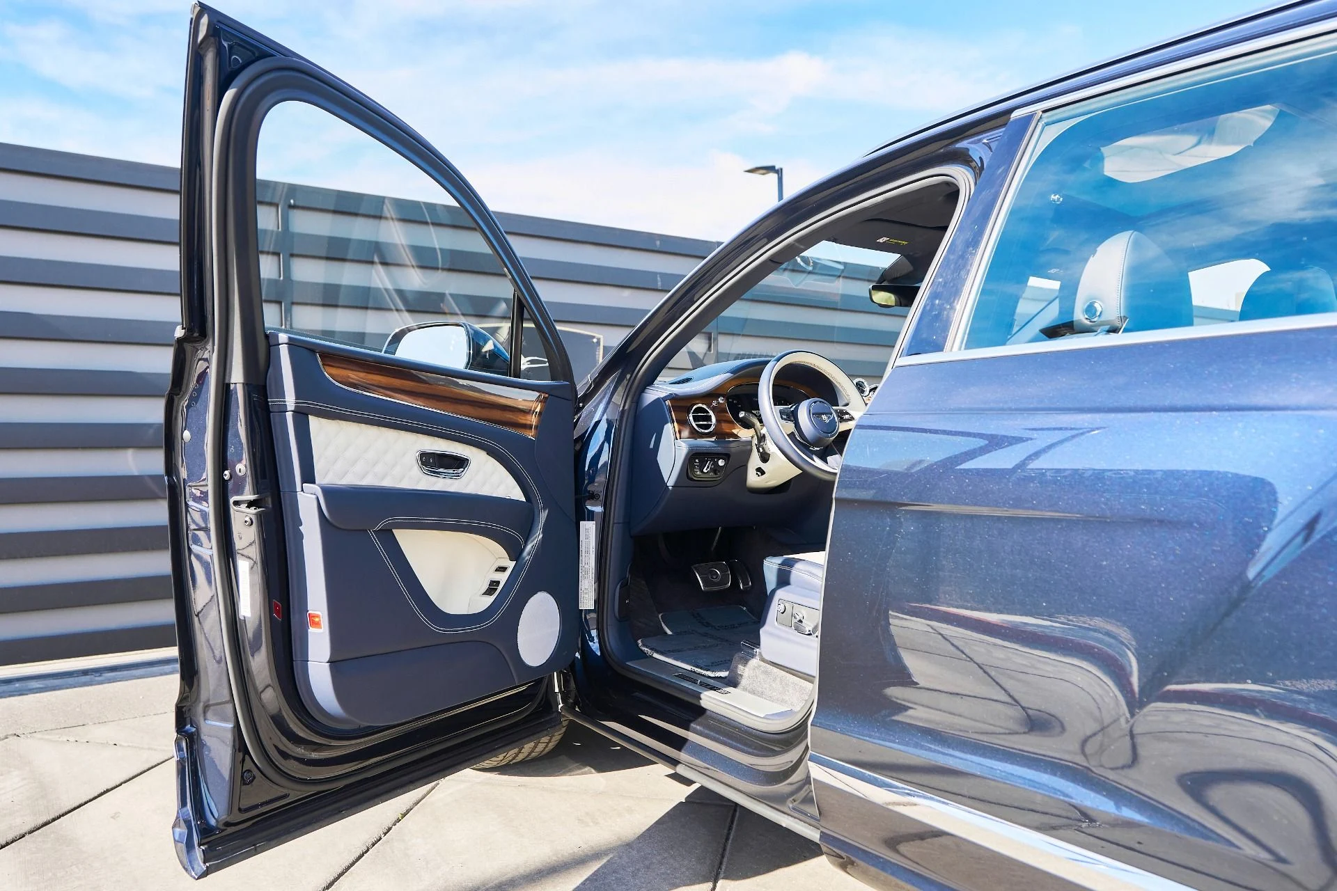 mph027_2044849725_Used_2021_Bentley_Bentayga_V8_1764208998_a5c9124418