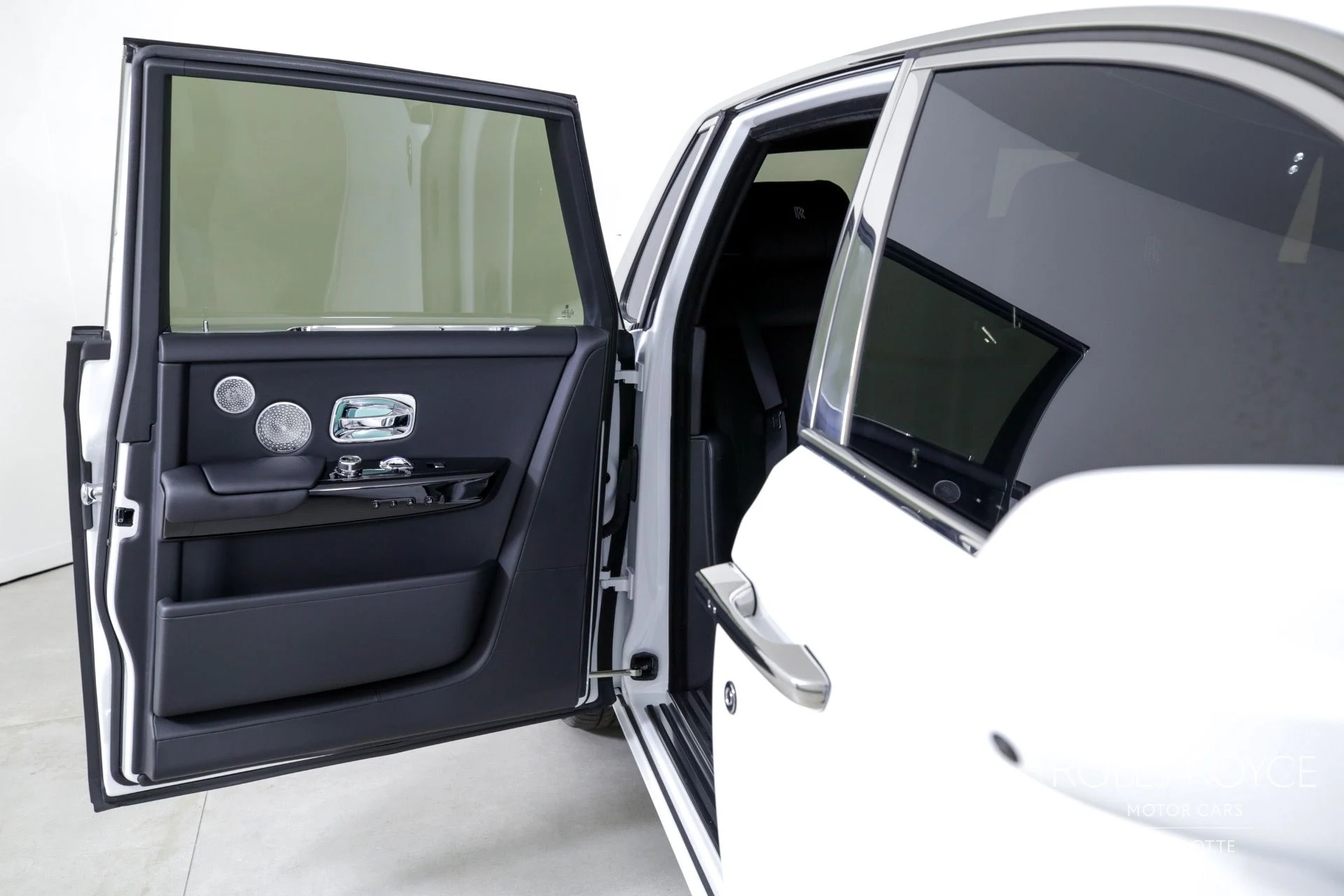 mph027_2048915379_Used_2023_Rolls_Royce_Phantom_1726254604_dfb84ec6c0