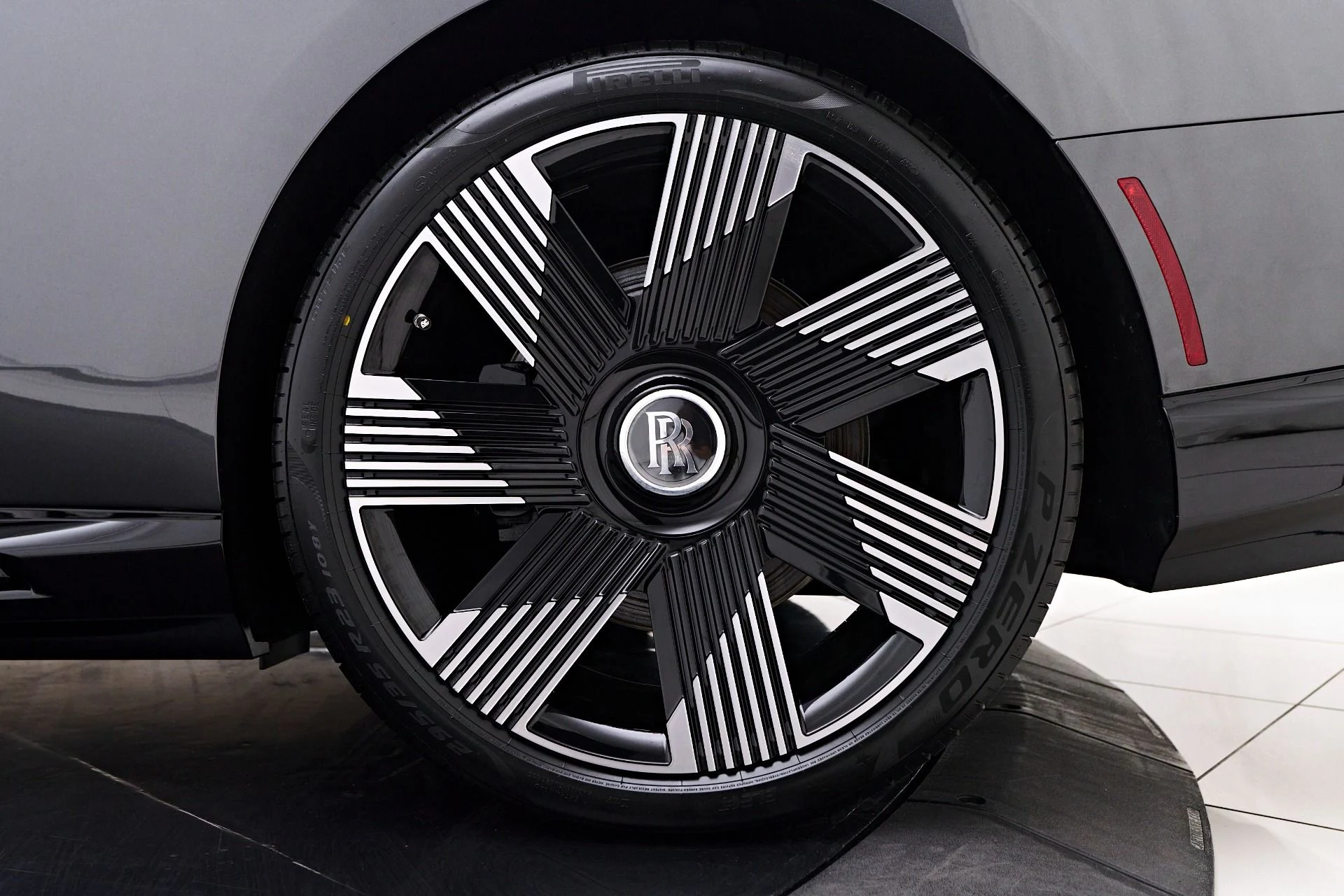 mph027_2067094682_Used_2025_Rolls_Royce_Spectre_1755107741_969d14cc6b