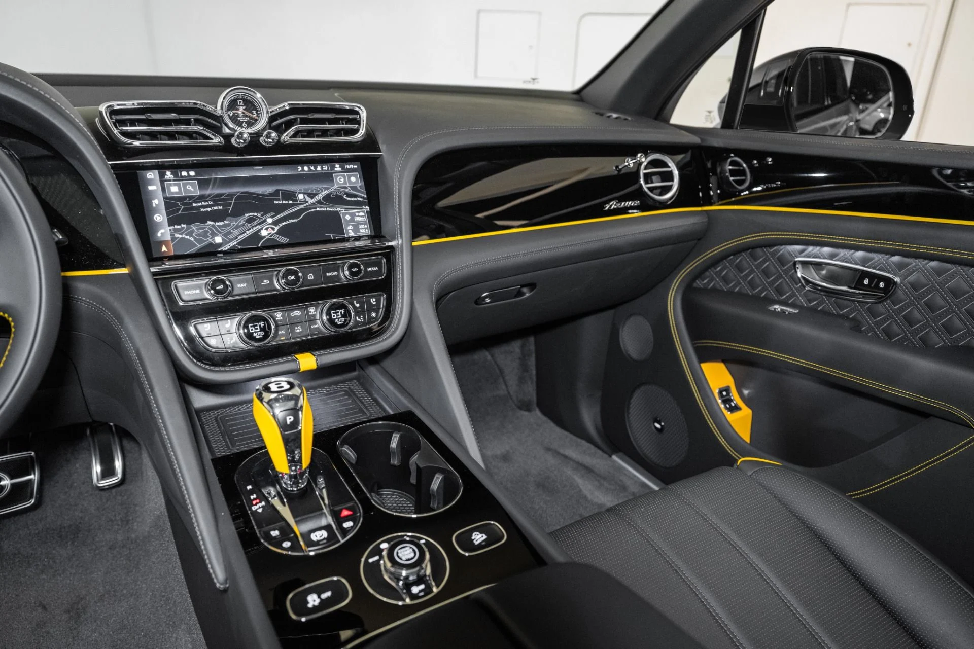 mph027_2084146773_Used_2024_Bentley_Bentayga_Azure_V8_1758720540_6b47ee636c