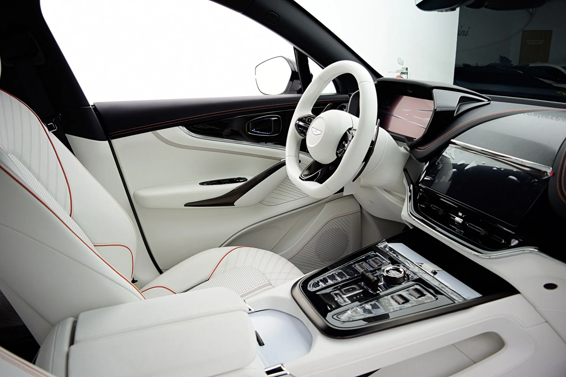mph027_2117053277_New_2025_Aston_Martin_DBX_707_85d6d983a2