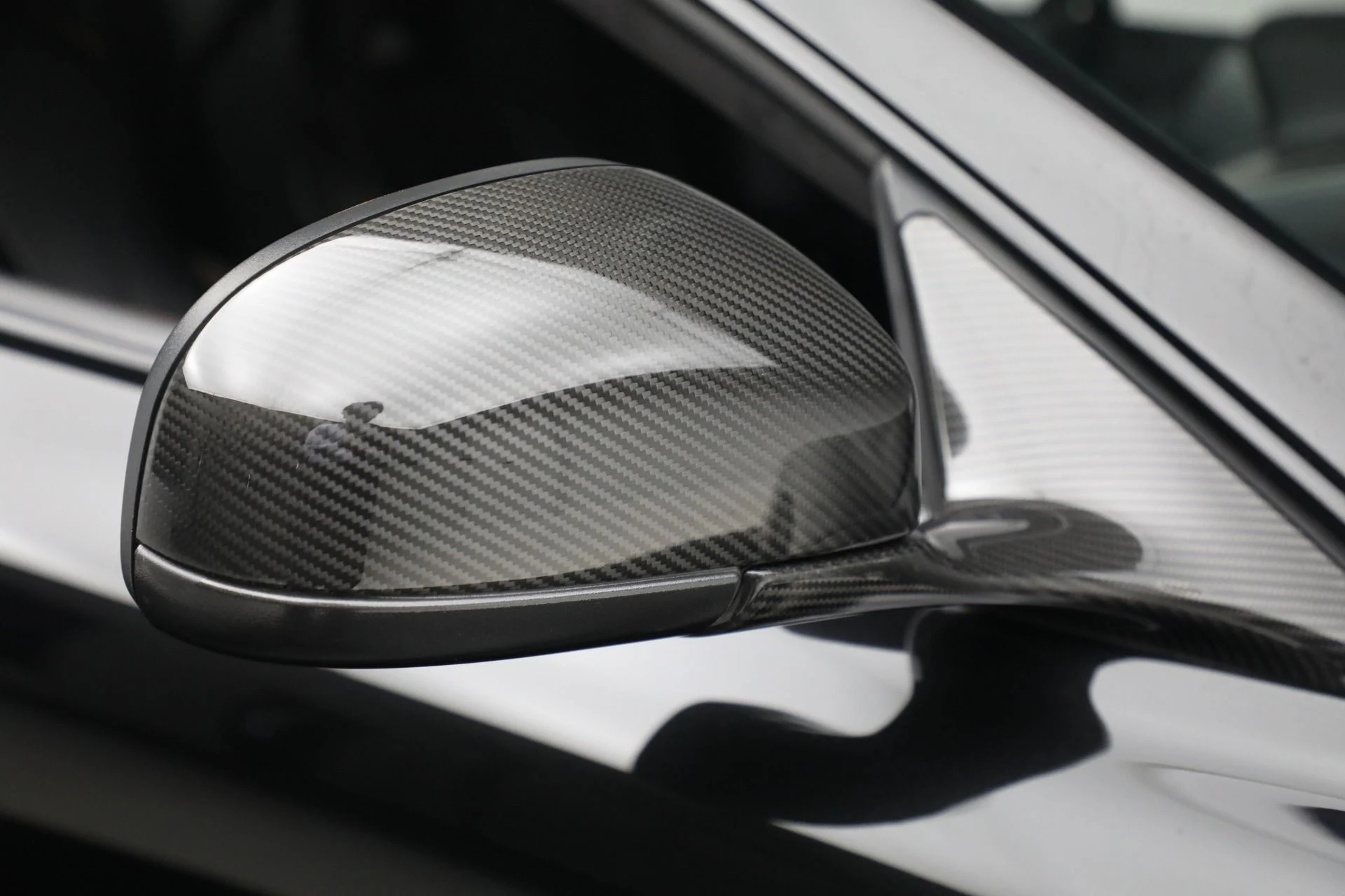 mph027_2123698414_Used_2015_Aston_Martin_DB_9_Carbon_Edition_e0f294aaab