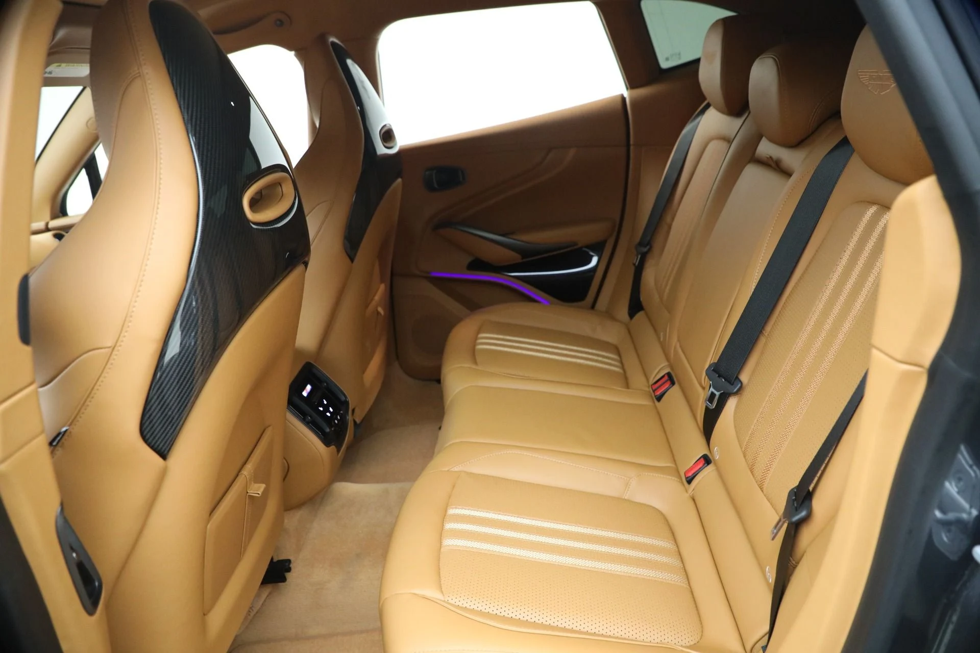 mph027_212634508_New_2026_Aston_Martin_DBX_707_1770419667_b1223a74e3