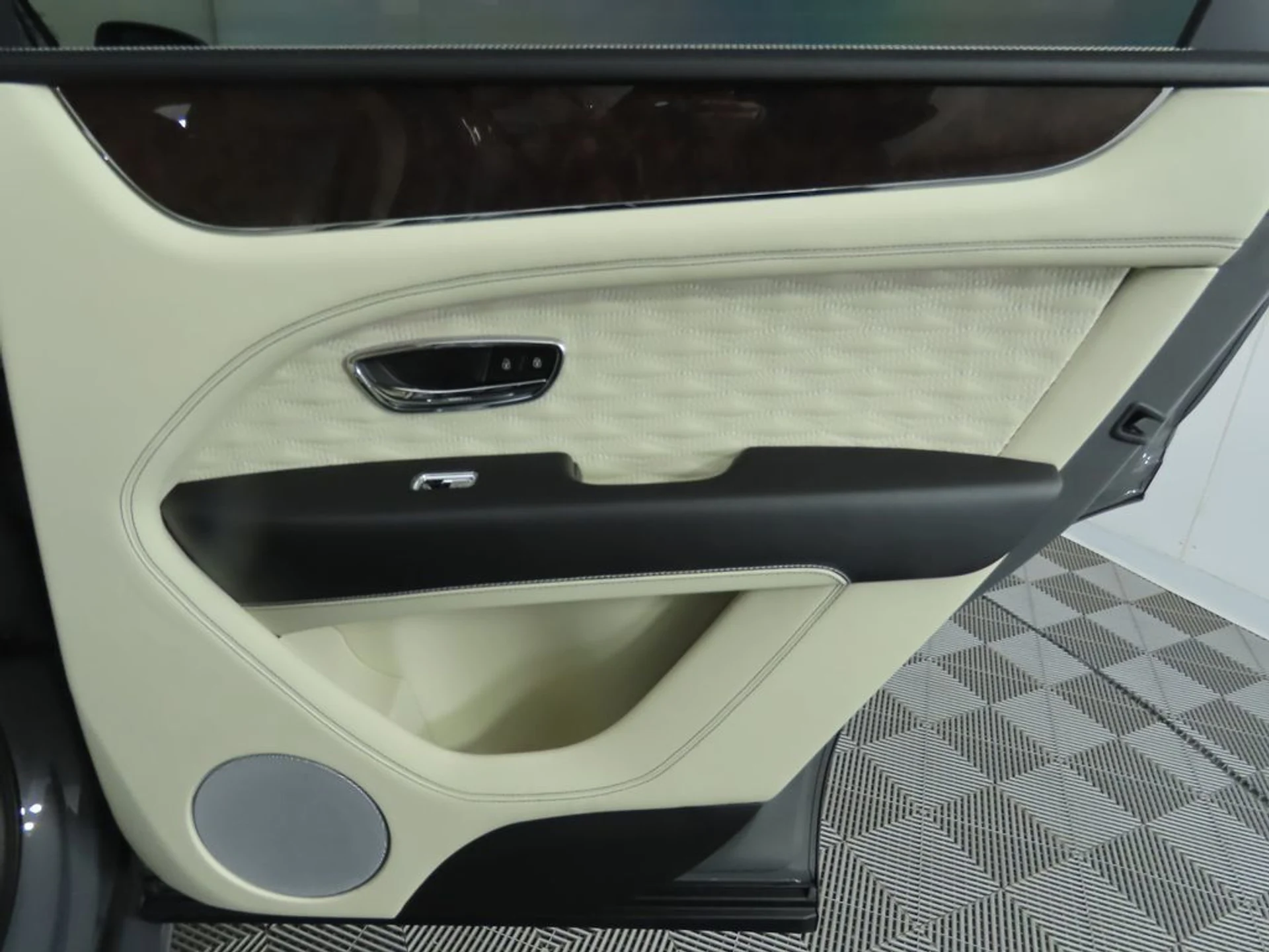 mph027_2129741549_new_2026_bentley_bentayga_8119_22950936_28_1024_773171204f