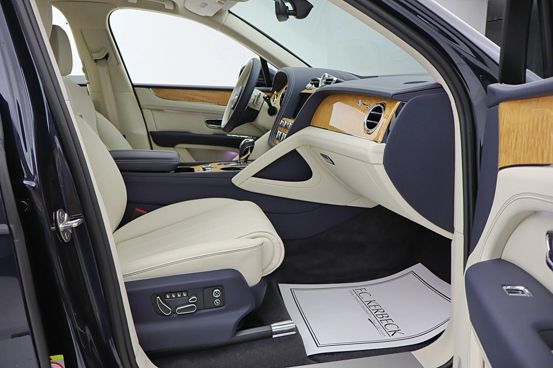 mph027_2138551605_Used_2023_Bentley_Bentayga_V8_ddf54b89ad