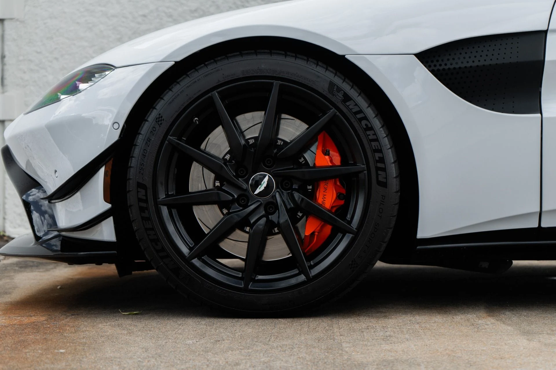 mph027_2153210484_Used_2019_Aston_Martin_Vantage_1777043829_1466c09531