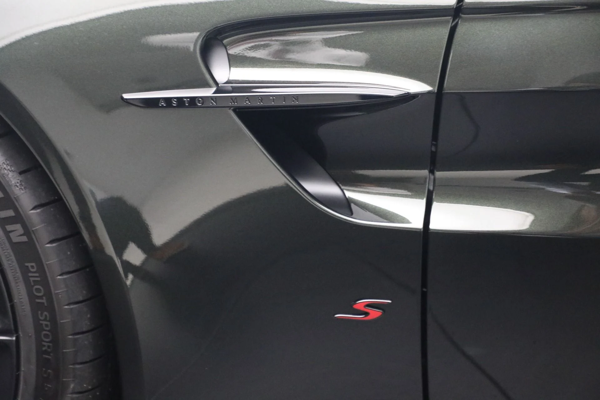 mph027_2167657992_New_2026_Aston_Martin_Vantage_S_Roadster_1787329518_755498d19a