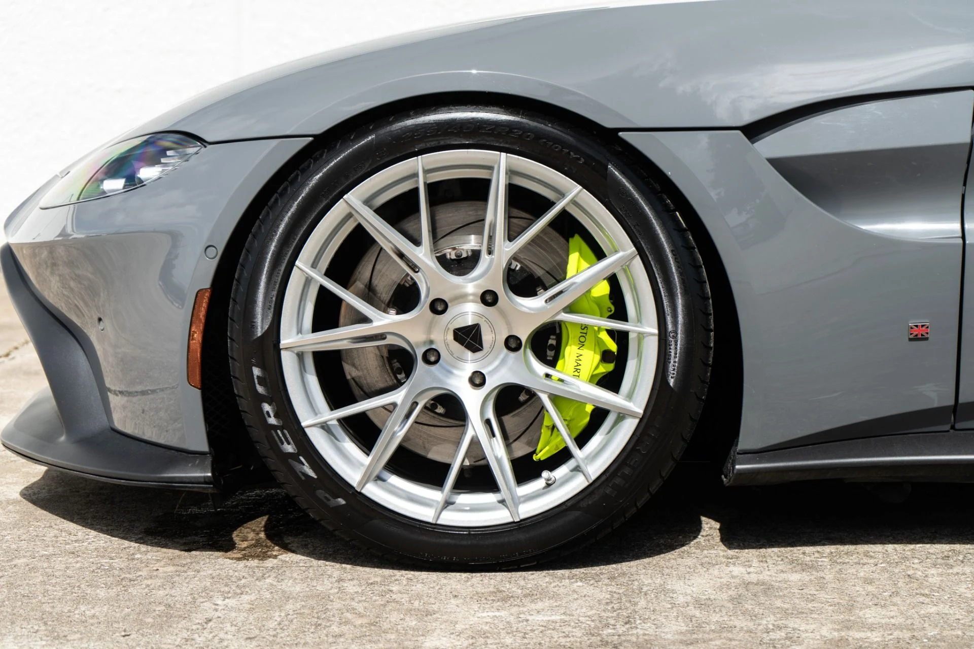 mph027_219246921_Used_2020_Aston_Martin_Vantage_1781738280_8cf972b3f5