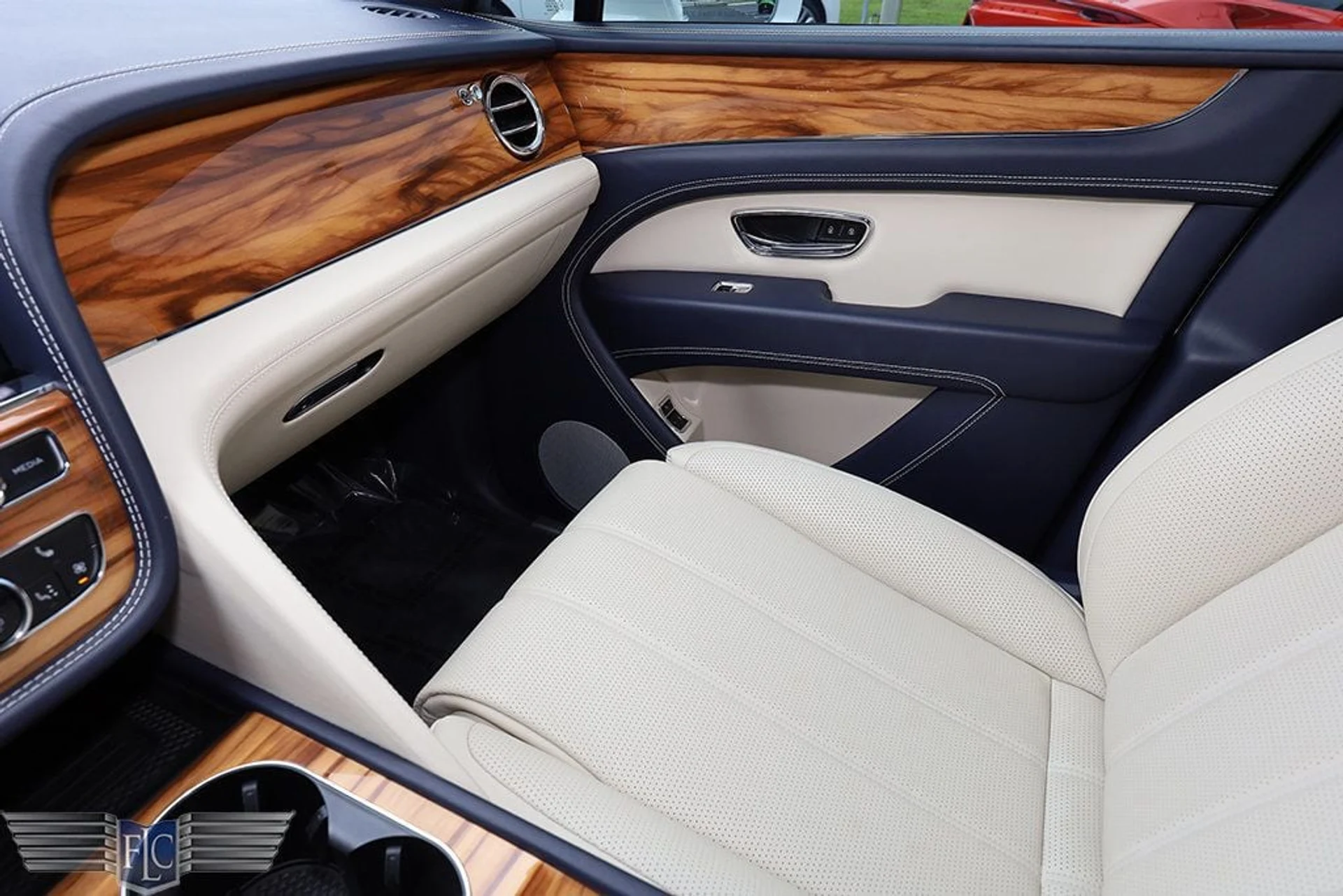 mph027_2212921918_used_2024_bentley_bentayga_6305_22998003_28_1024_e63969648f