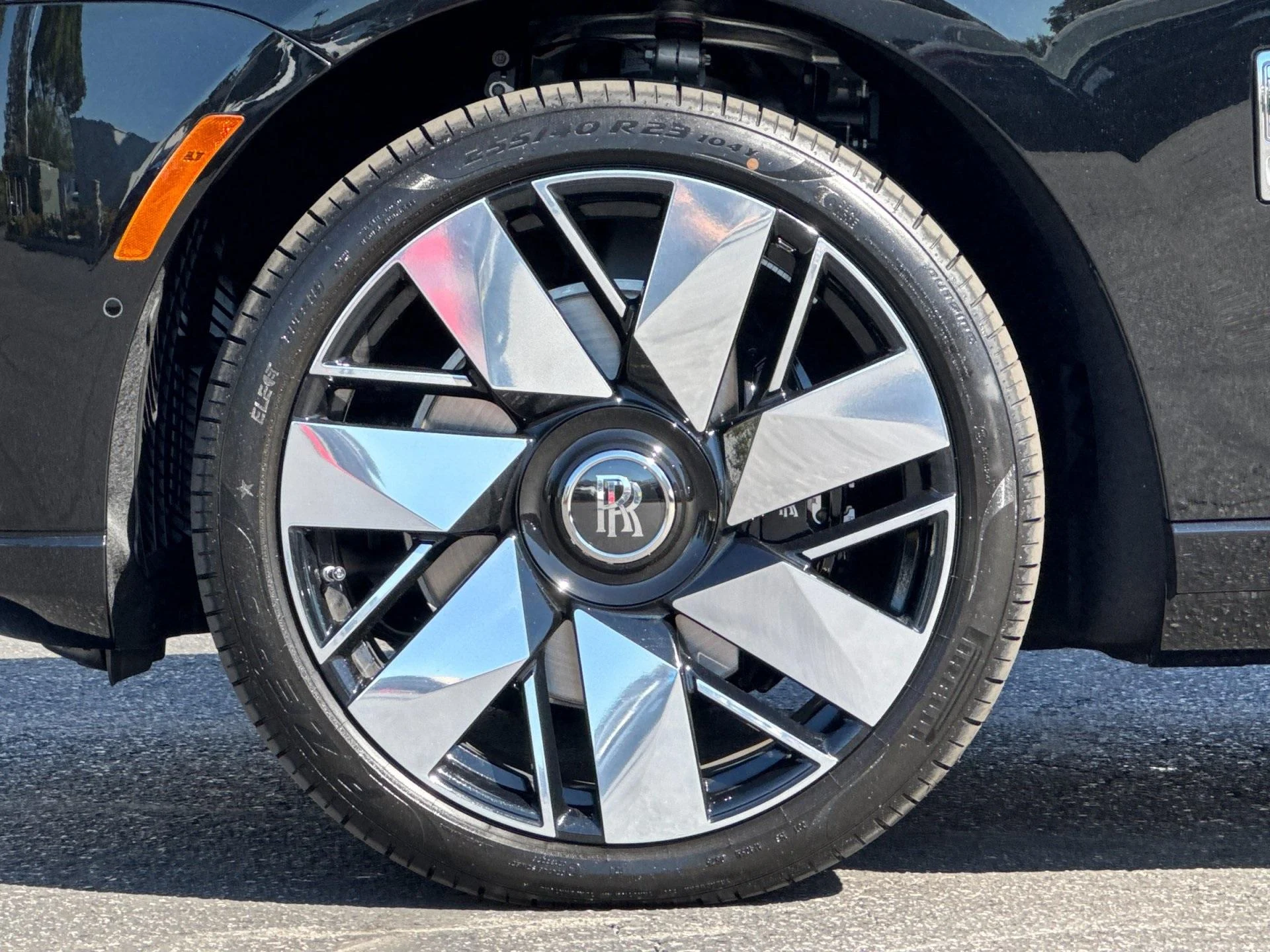 mph027_2218556741_New_2025_Rolls_Royce_Cullinan_Base_1756909355_135c18cab6