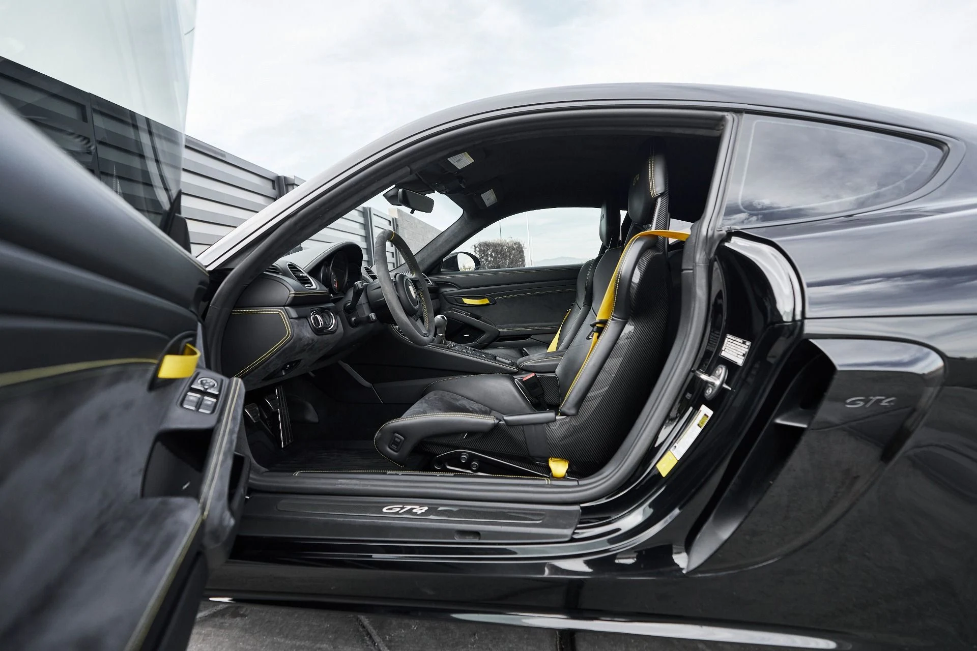 mph027_2228920847_Used_2020_Porsche_718_Cayman_GT_4_1763019547_5c89220e27