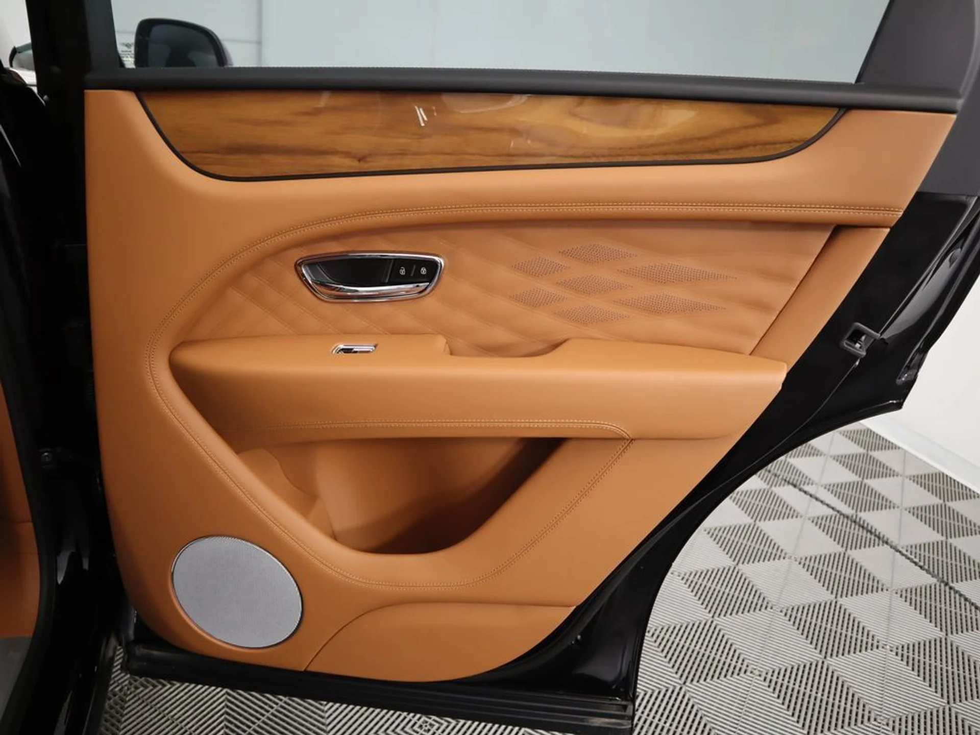 mph027_2252432916_new_2025_bentley_bentayga_v8awd_8119_22910537_28_1024_4793b47dd0