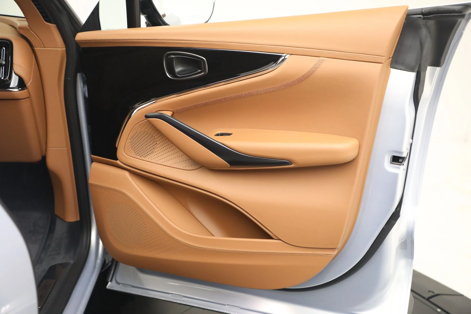 mph027_2269966375_New_2026_Aston_Martin_DBX_707_1767986605_88911cf354