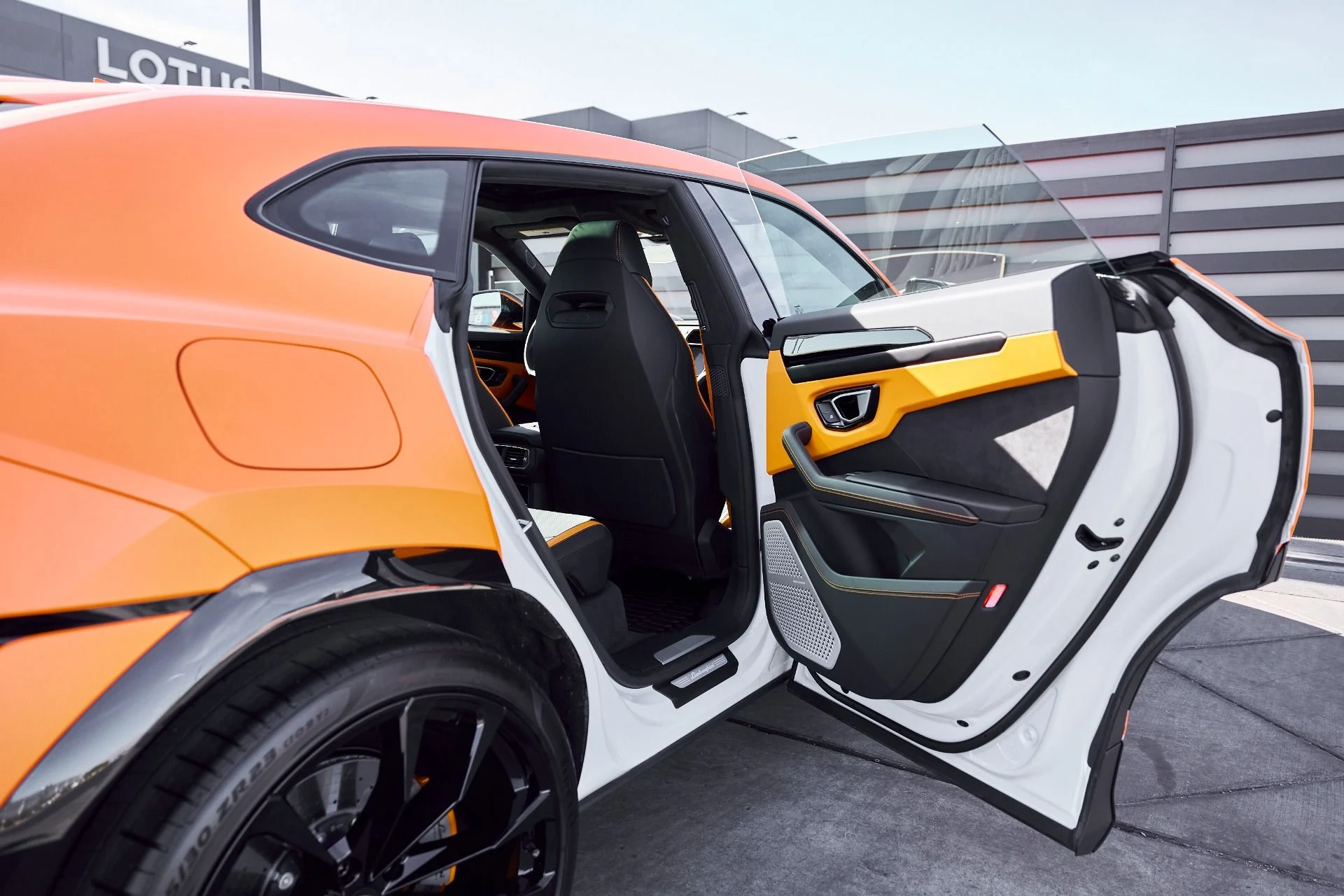 mph027_2277600316_Used_2024_Lamborghini_Urus_S_1768961894_3b3a0fa183