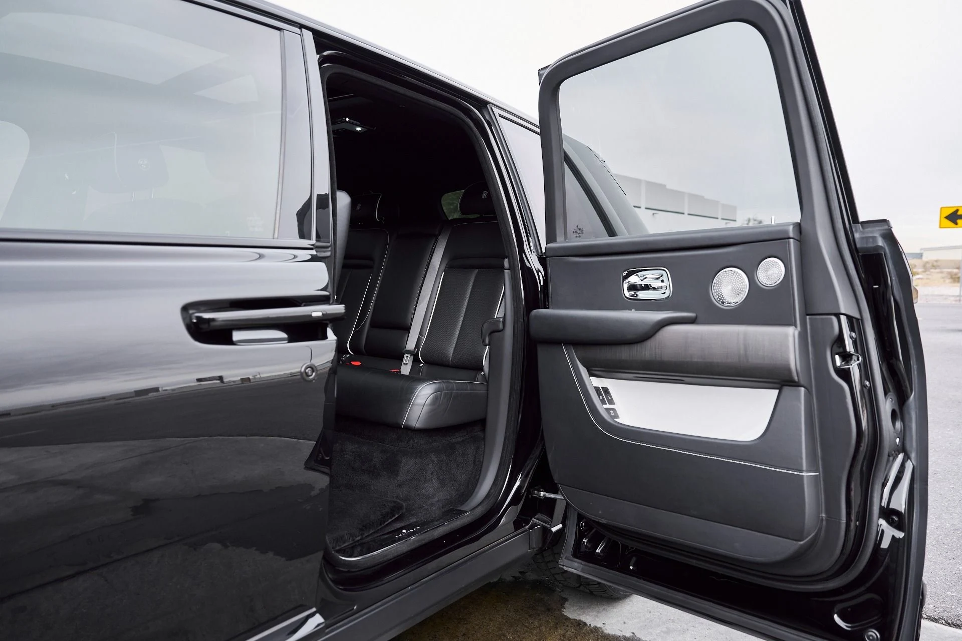 mph027_2281175270_Used_2019_Rolls_Royce_Cullinan_Base_1767201674_feb6dfdbc0