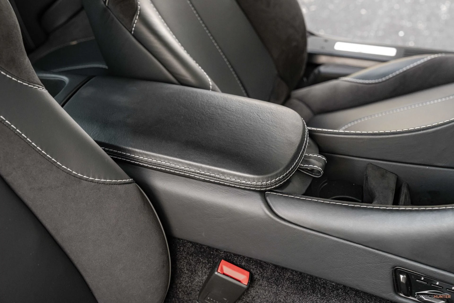 mph027_2298111947_Used_2014_Aston_Martin_Vanquish_Iconic_Skyfall_Silver_w_One77_Steering_Wheel_Carbon_Roof_1721934406_d65b06bc99