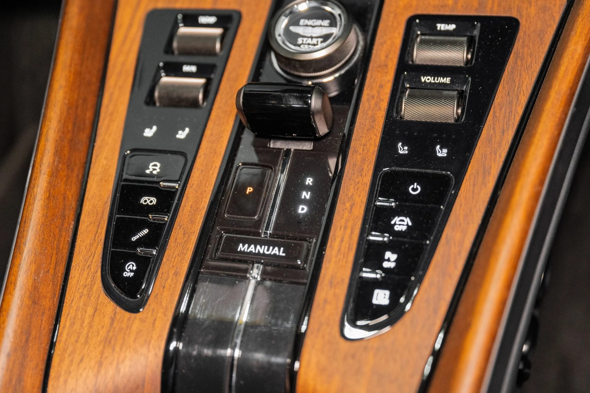 mph027_2315709825_Used_2024_Aston_Martin_DB_12_Coupe_1761150102_b5b38c4564