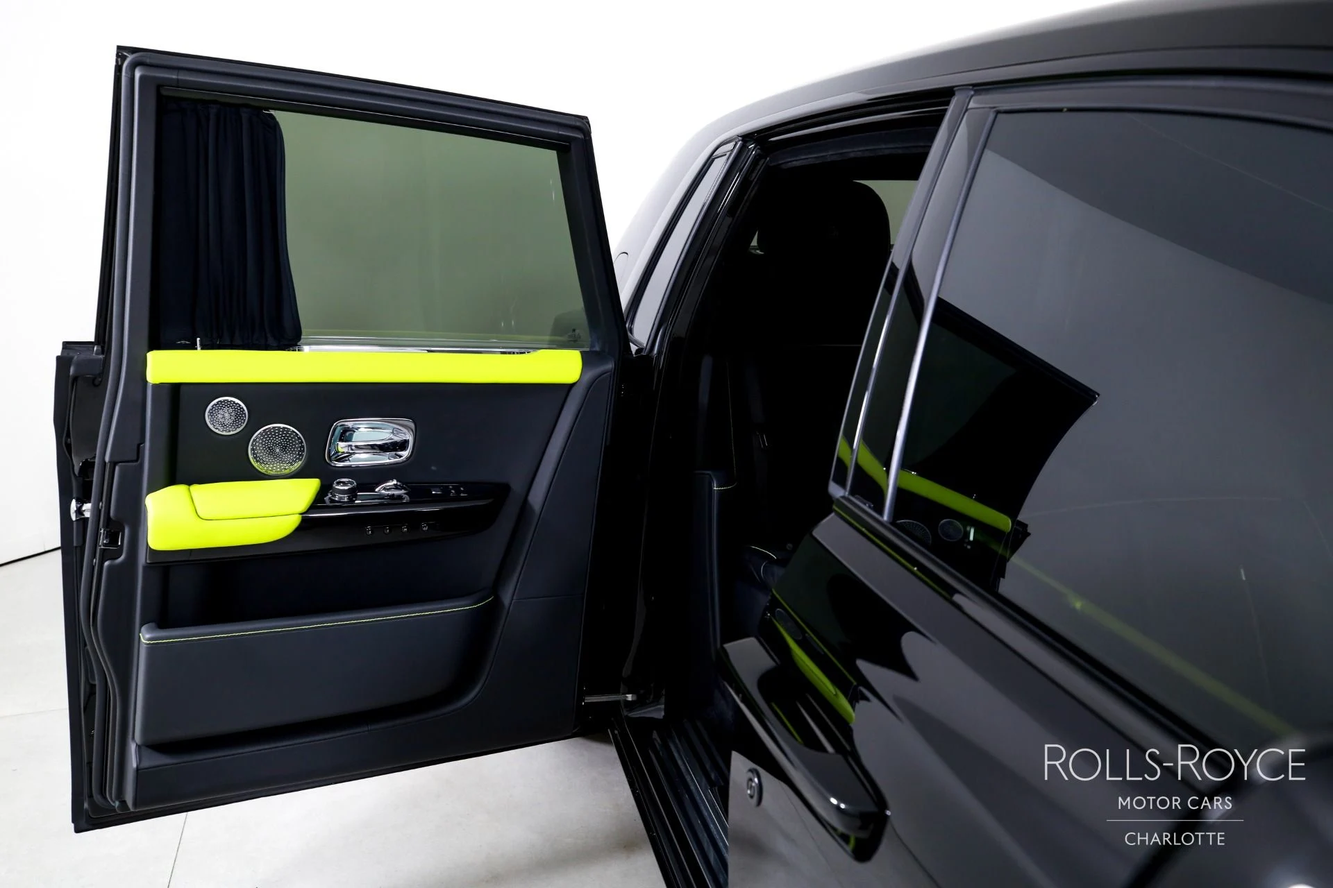 mph027_2326944744_Used_2019_Rolls_Royce_Phantom_1769450314_ee2bfddd49