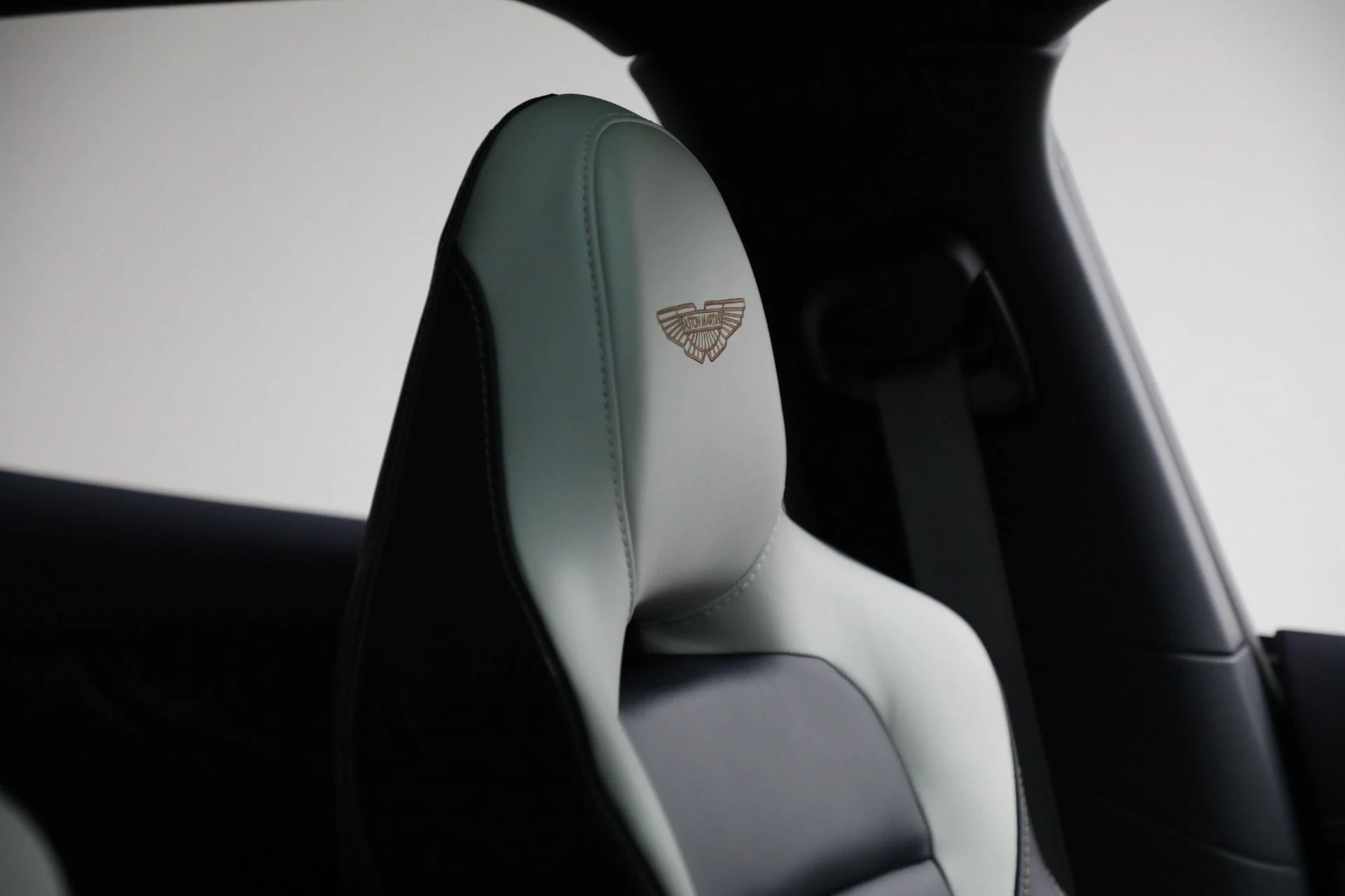 mph027_2331642525_Used_2024_Aston_Martin_DBX_707_1761597901_4edd487e00