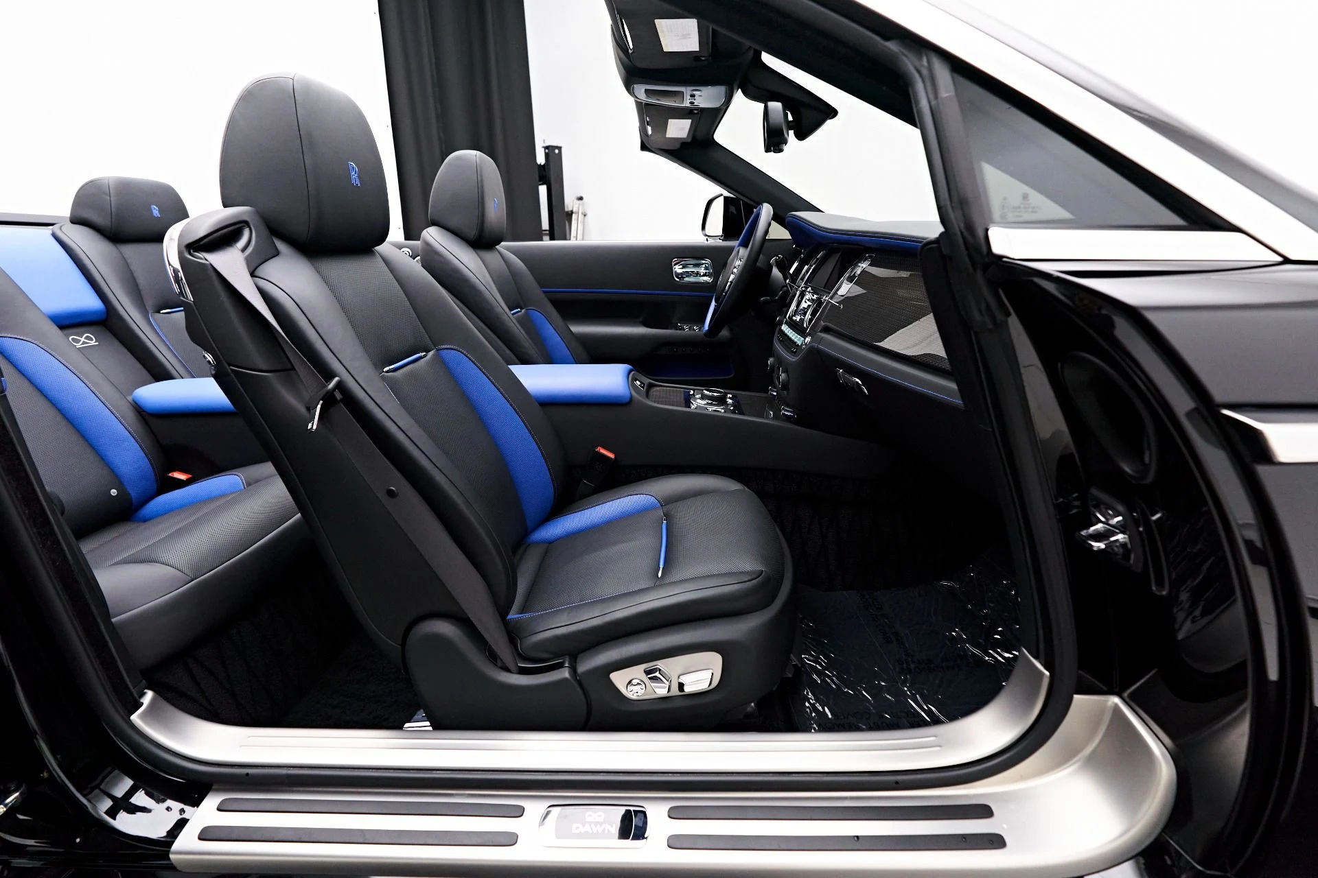 mph027_2340369536_Used_2018_Rolls_Royce_Dawn_Base_1712097655_25b94ac5ec