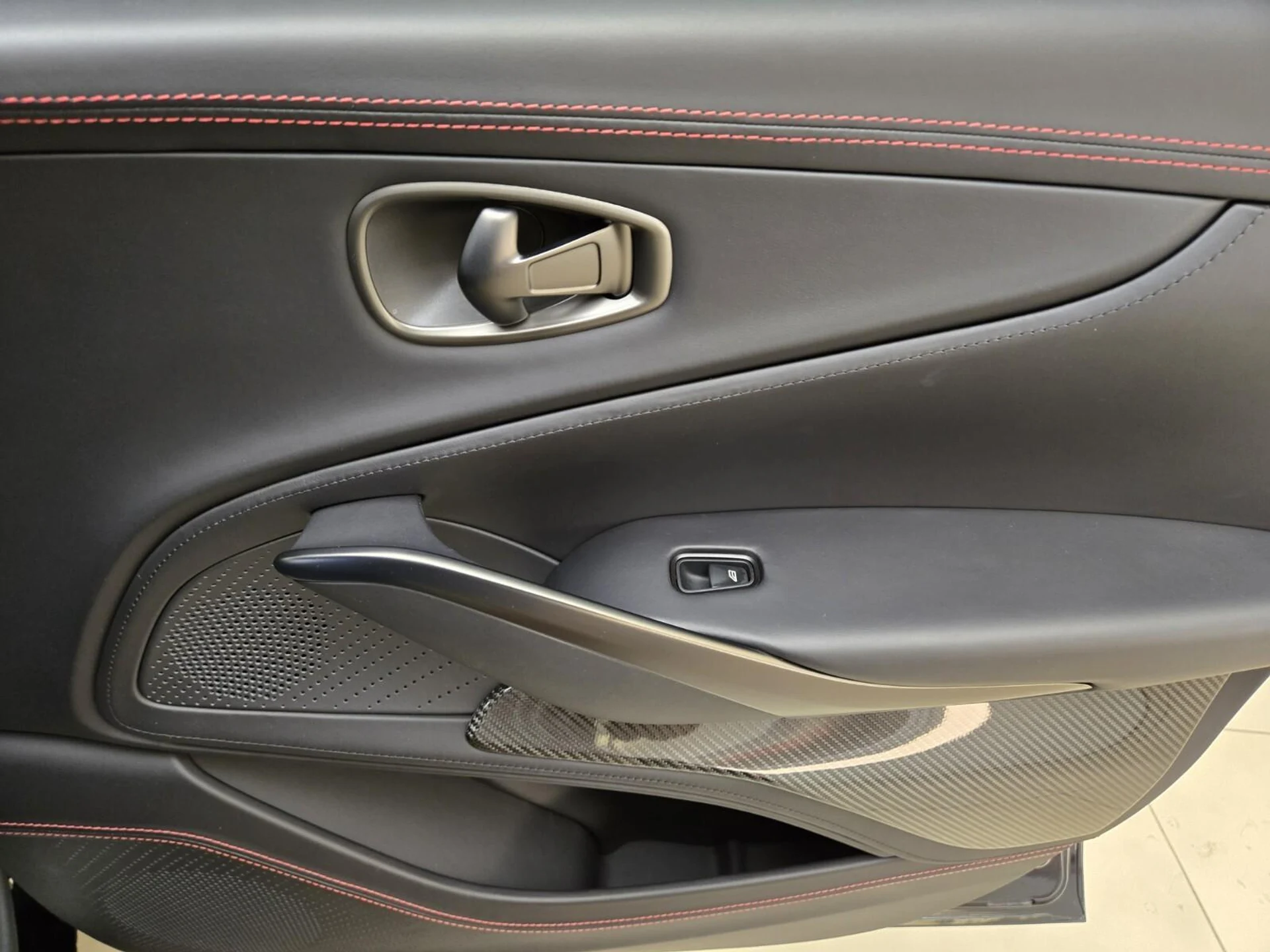 mph027_2340853409_Used_2023_Aston_Martin_DBX_707_1777354920_36ad41823e