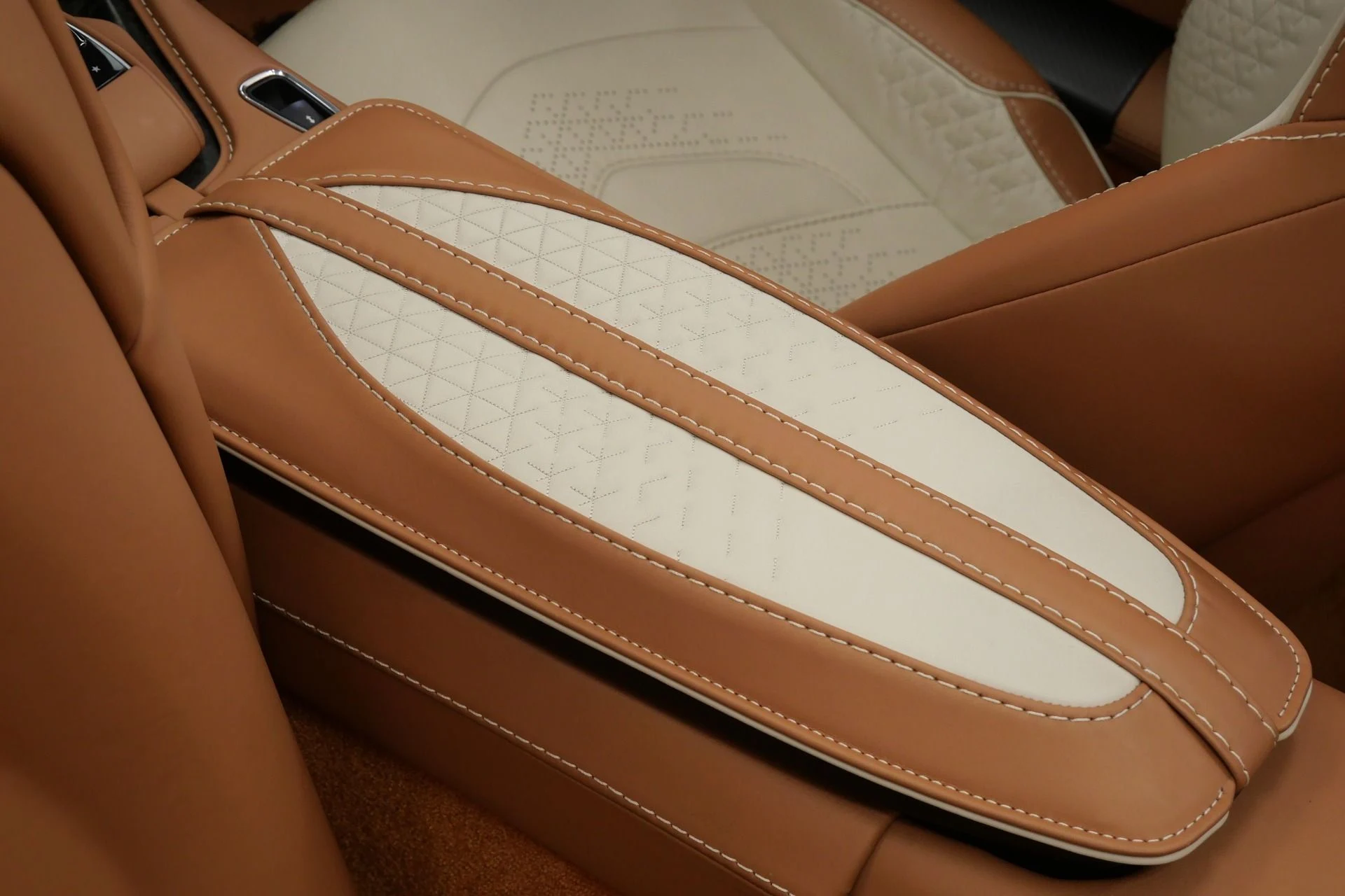 mph027_234436901_Used_2022_Aston_Martin_DBS_Superleggera_Volante_715_Horsepower_Low_Miles_Two_Tone_Interior_1780071319_fc348d7d04