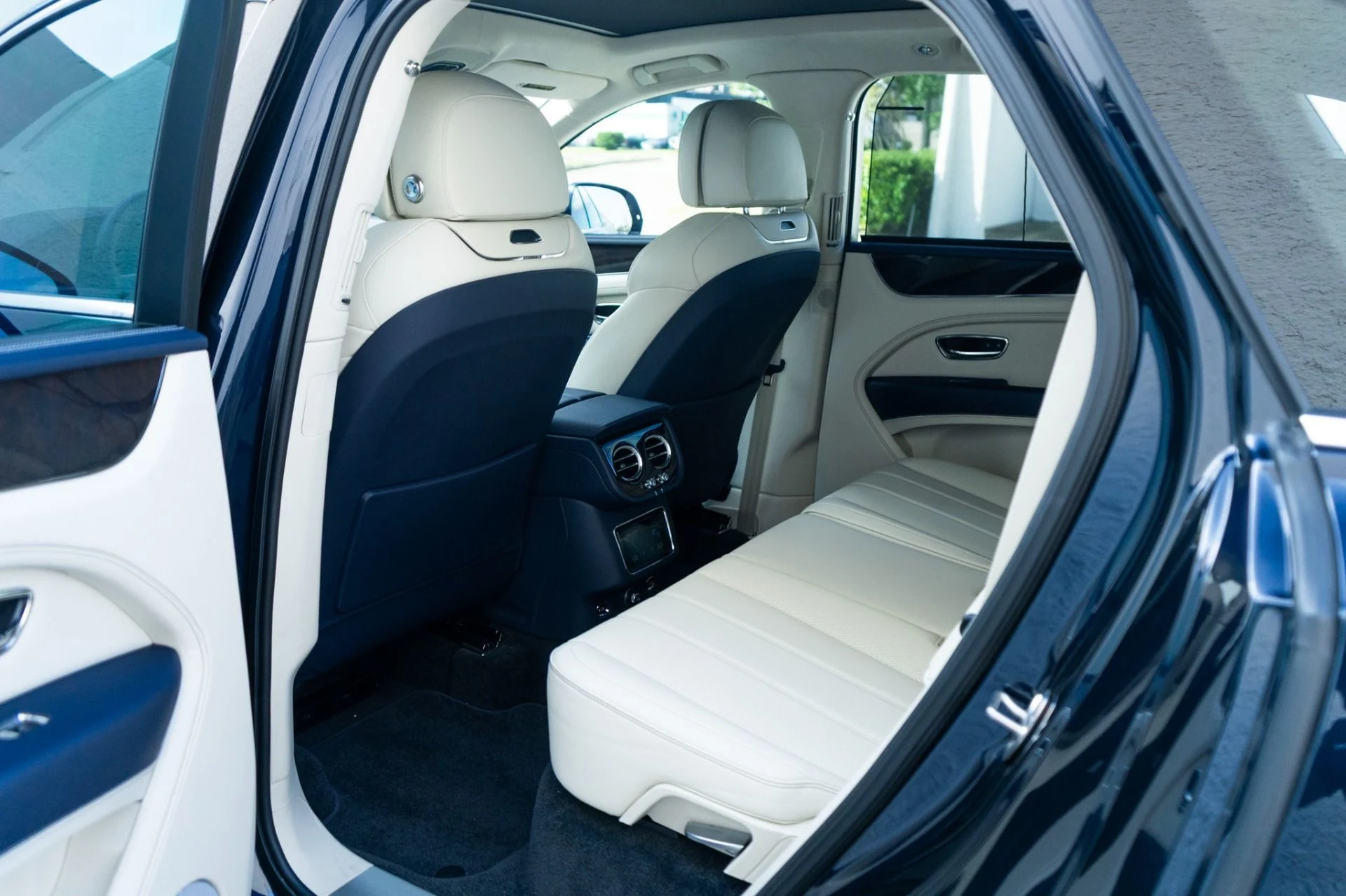 mph027_2363388820_Used_2024_Bentley_Bentayga_V8_1761672305_063c94bf8c