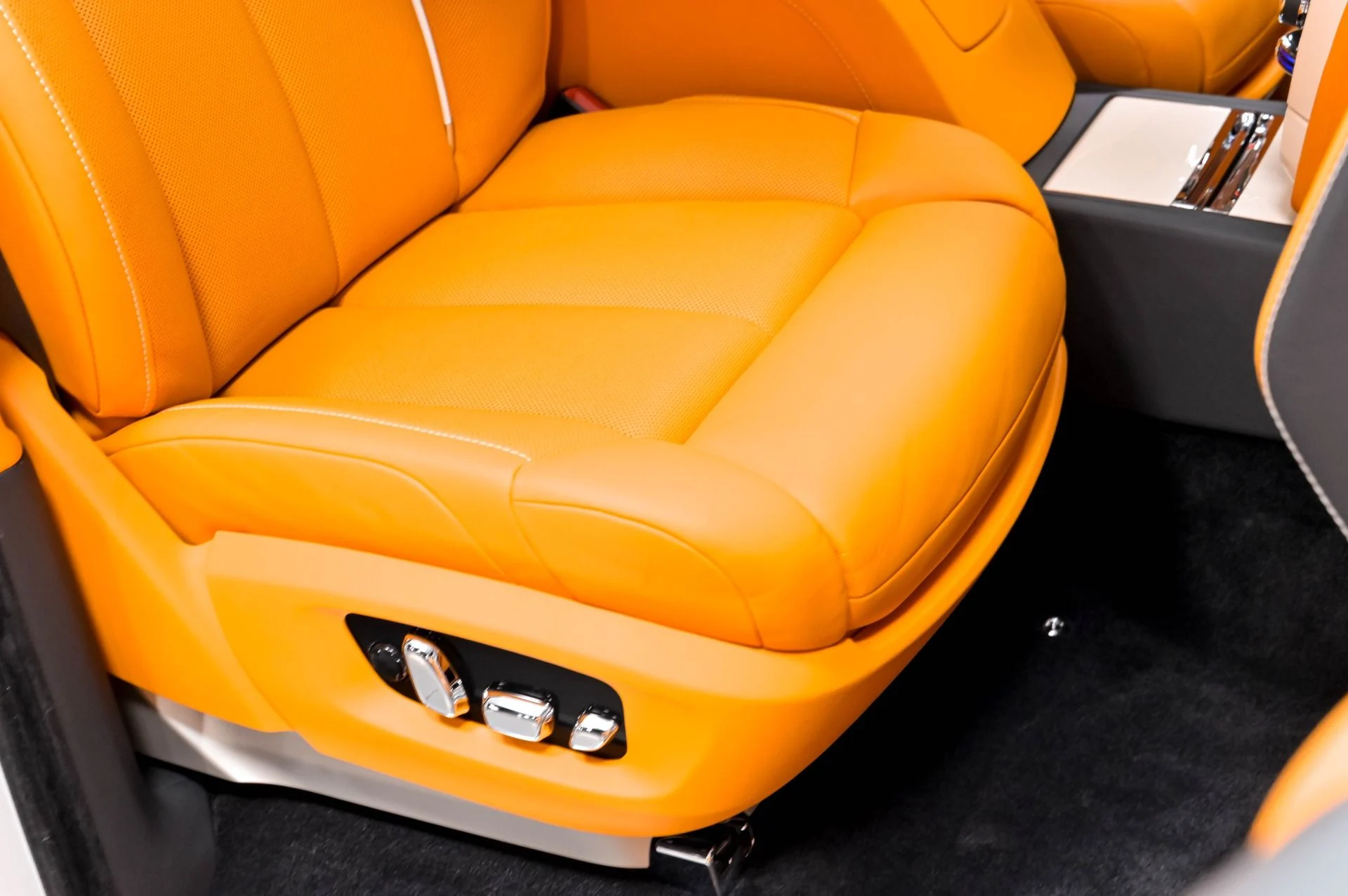 mph027_2363627468_Used_2022_Rolls_Royce_Phantom_1778542434_36371dbbdc