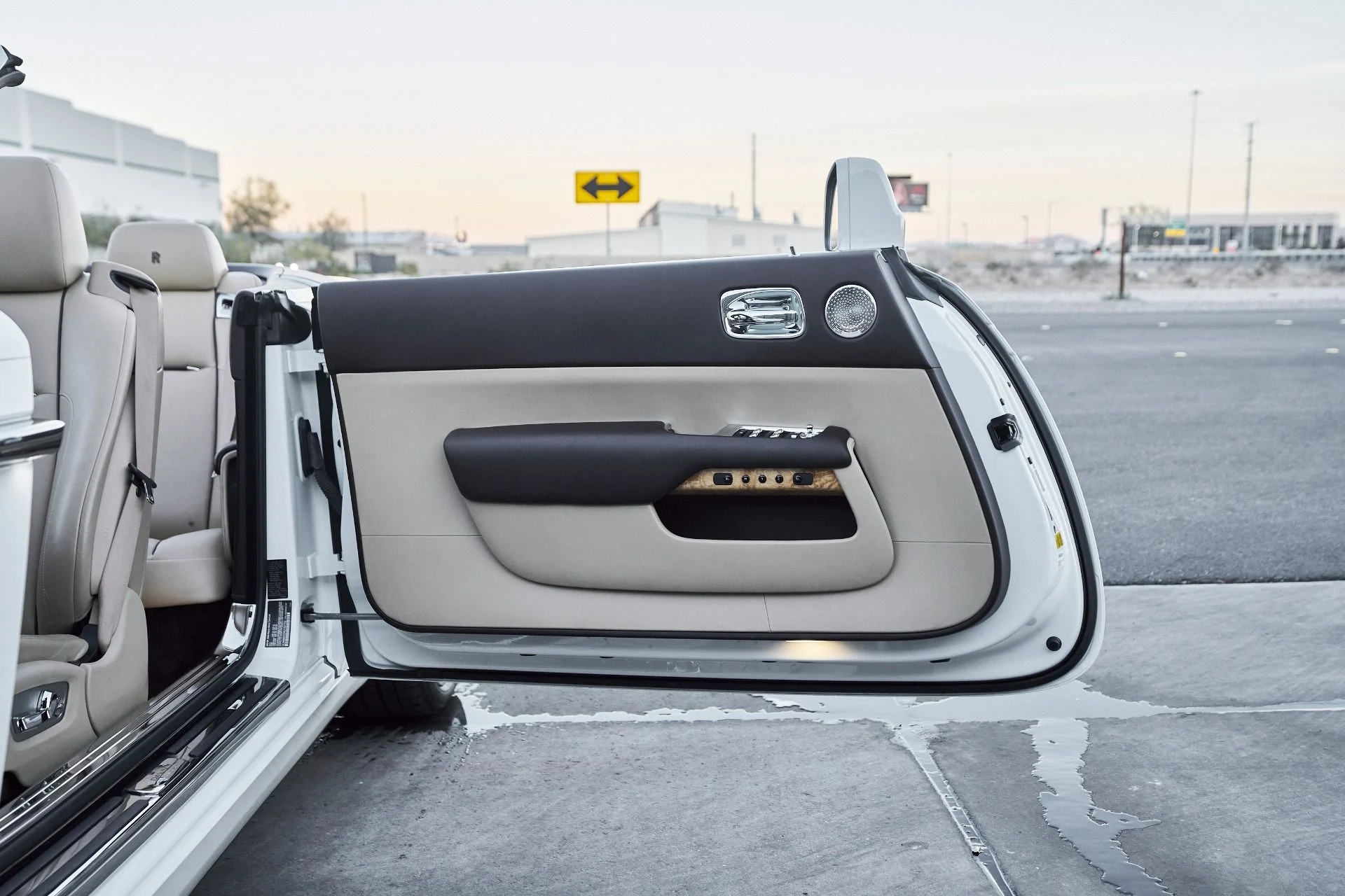 mph027_2400921151_Used_2017_Rolls_Royce_Dawn_Base_1764730538_0fc9c5d626