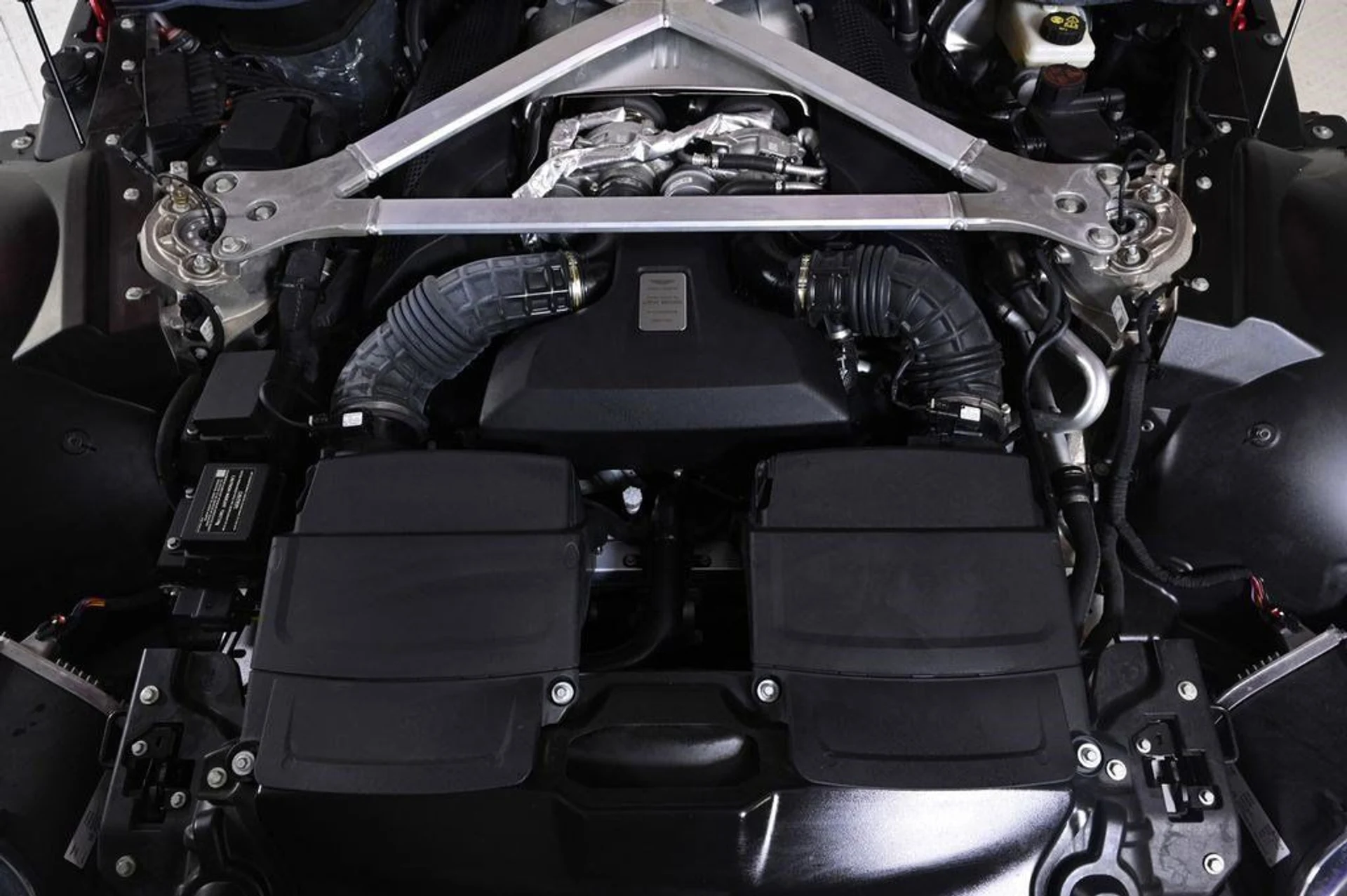 mph027_2426941205_used_2023_aston_martin_vantage_coupe_11350_22936848_27_1024_24b7151cf6