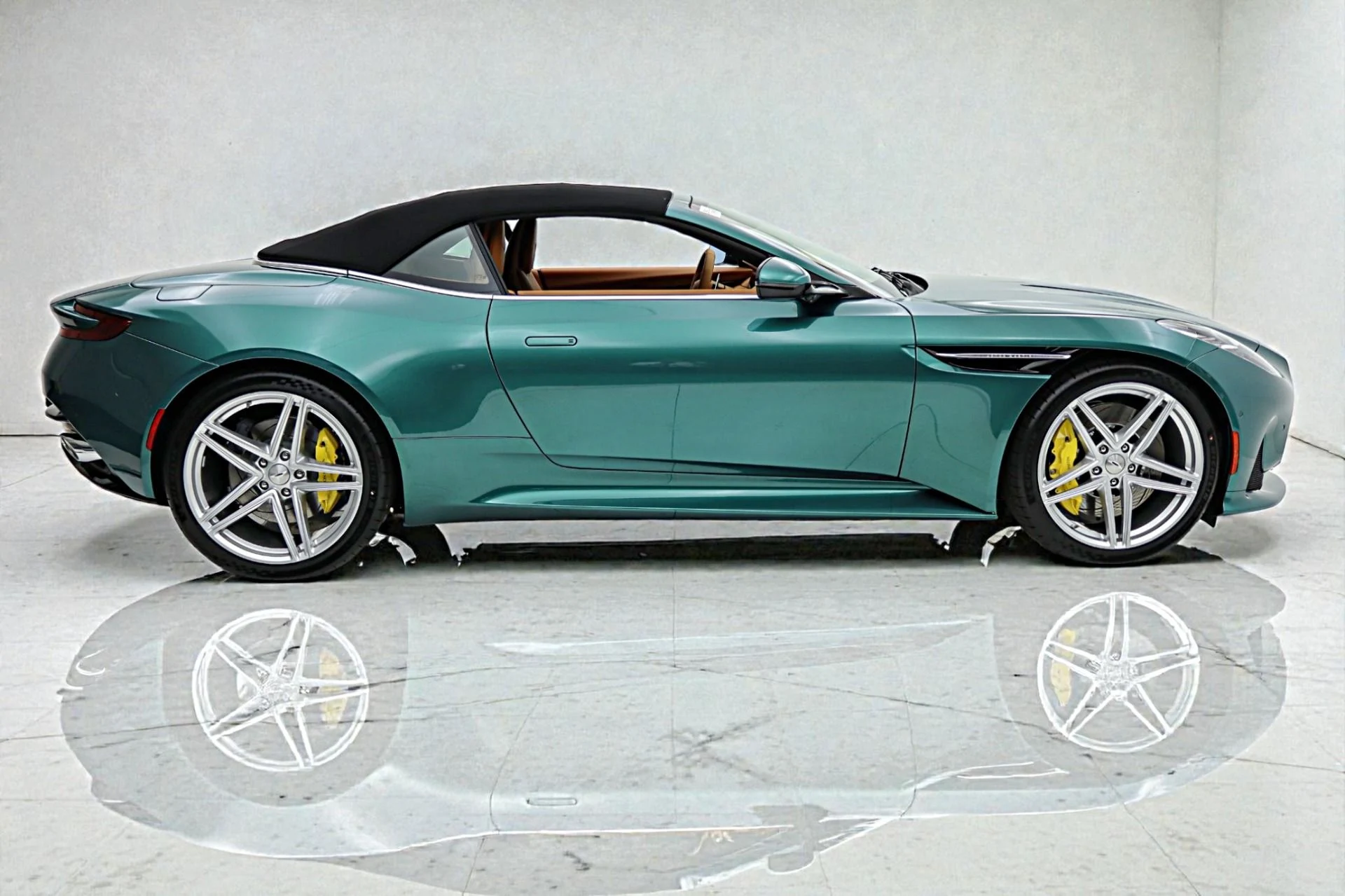 mph027_2446646760_New_2026_Aston_Martin_DB_12_Volante_5448421e1e