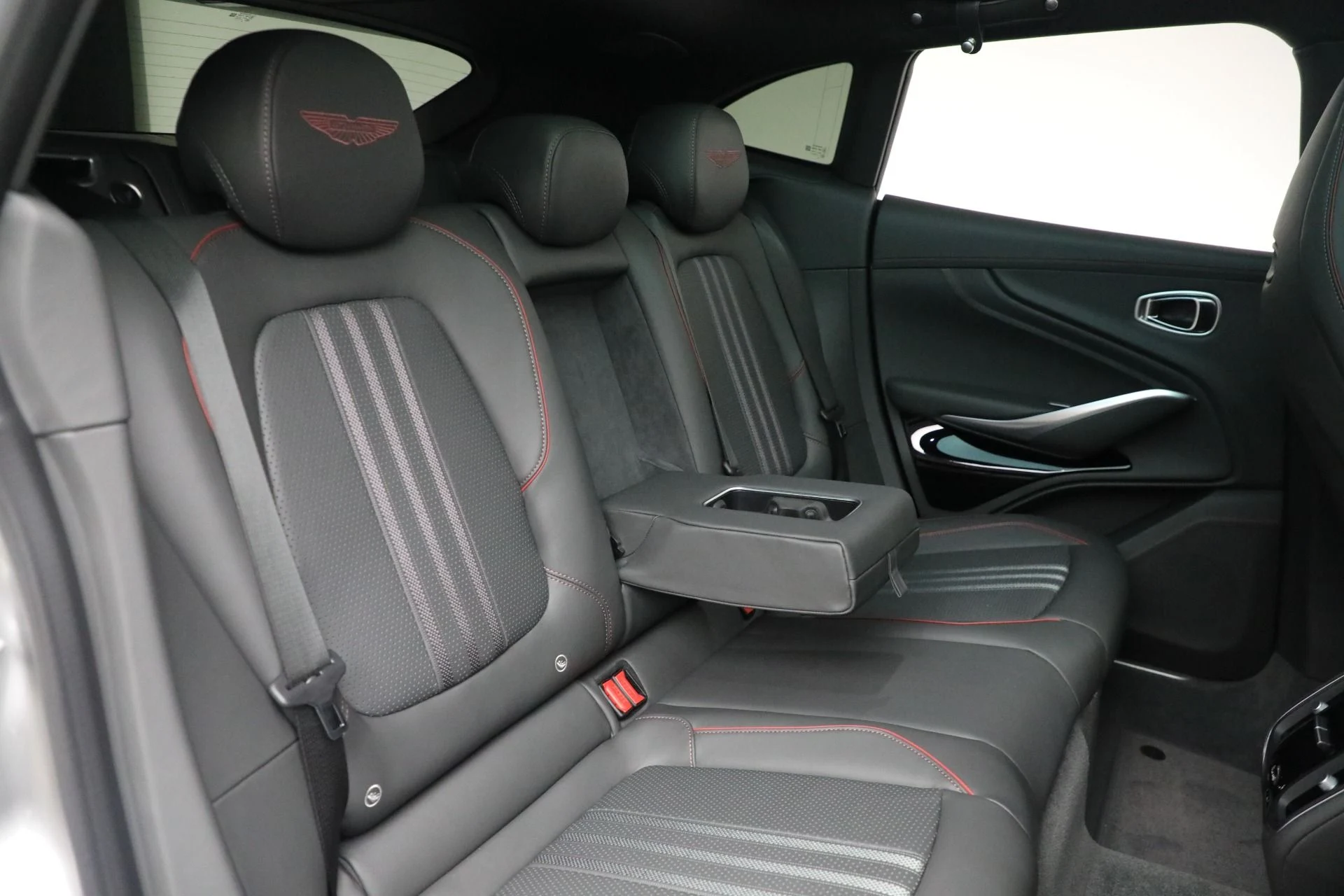 mph027_2453435311_New_2025_Aston_Martin_DBX_707_7d7e9a9c5f