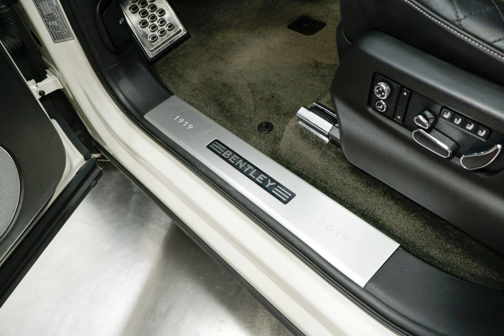 mph027_2463771021_Used_2020_Bentley_Bentayga_V8_1760480773_2c85ee25b2