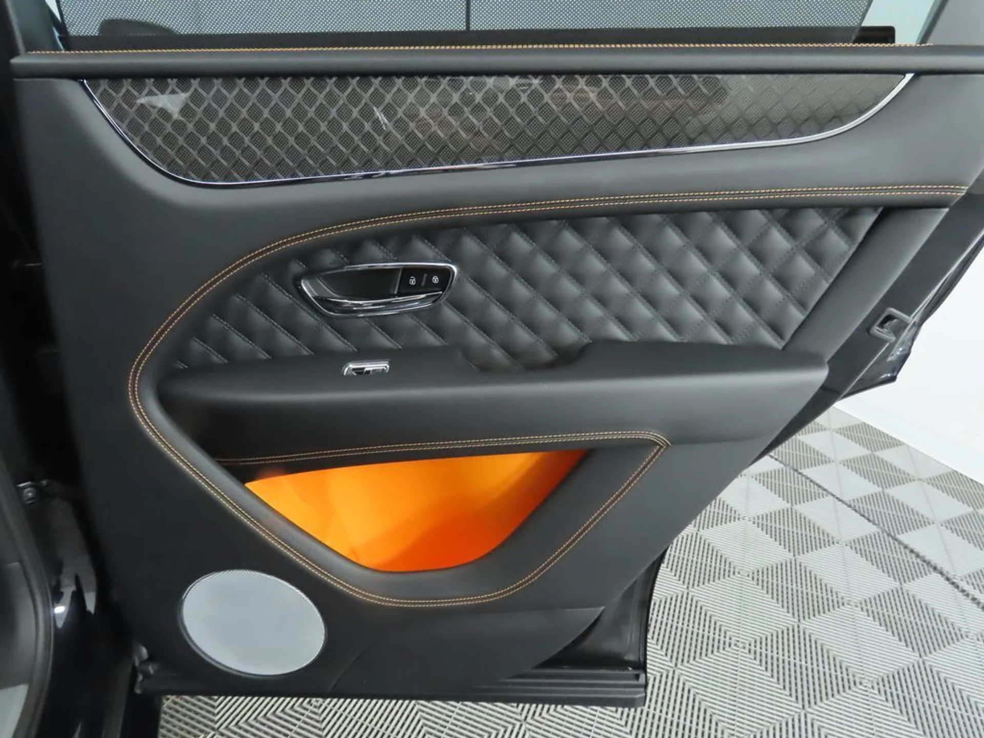 mph027_25037346_new_2025_bentley_bentayga_v8awd_8119_22925566_28_1024_760dd0673f