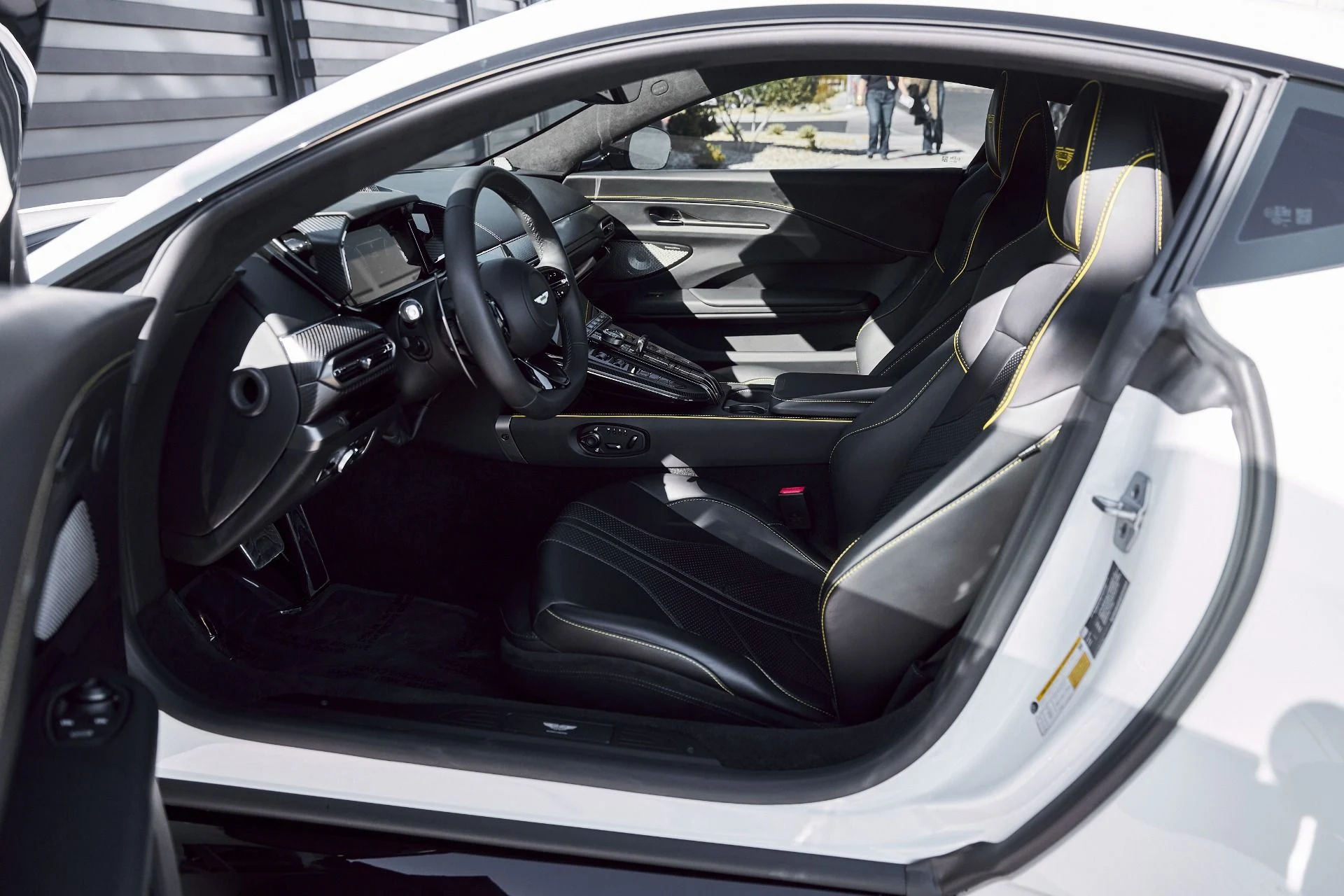 mph027_2504532668_Used_2025_Aston_Martin_Vantage_Base_1771099461_9801e55895
