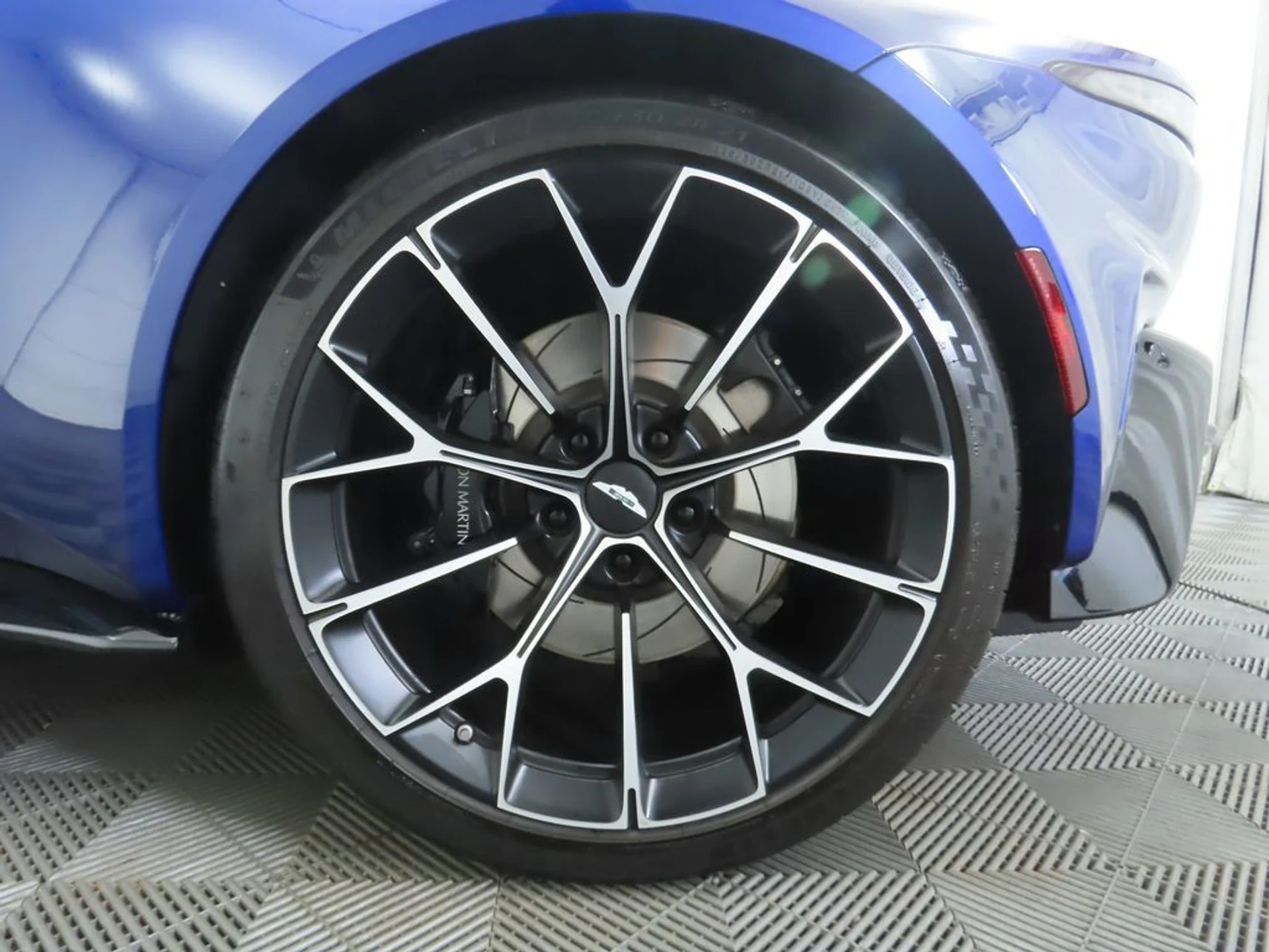 mph027_2530760343_used_2025_aston_martin_vantage_coupe_8119_22982466_28_1024_dd1478d246