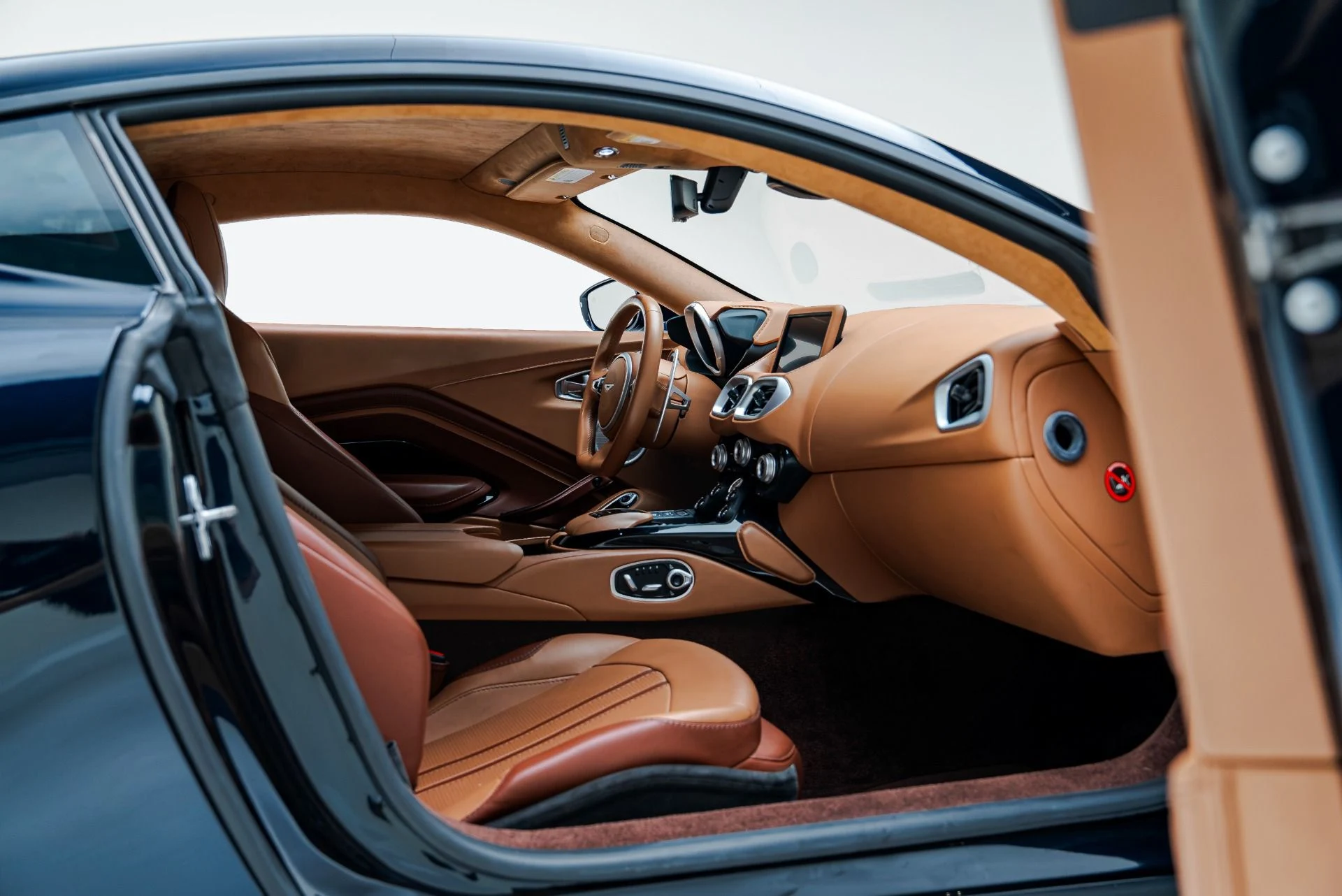 mph027_2546492788_Used_2019_Aston_Martin_Vantage_1793290922_9f744db7b5