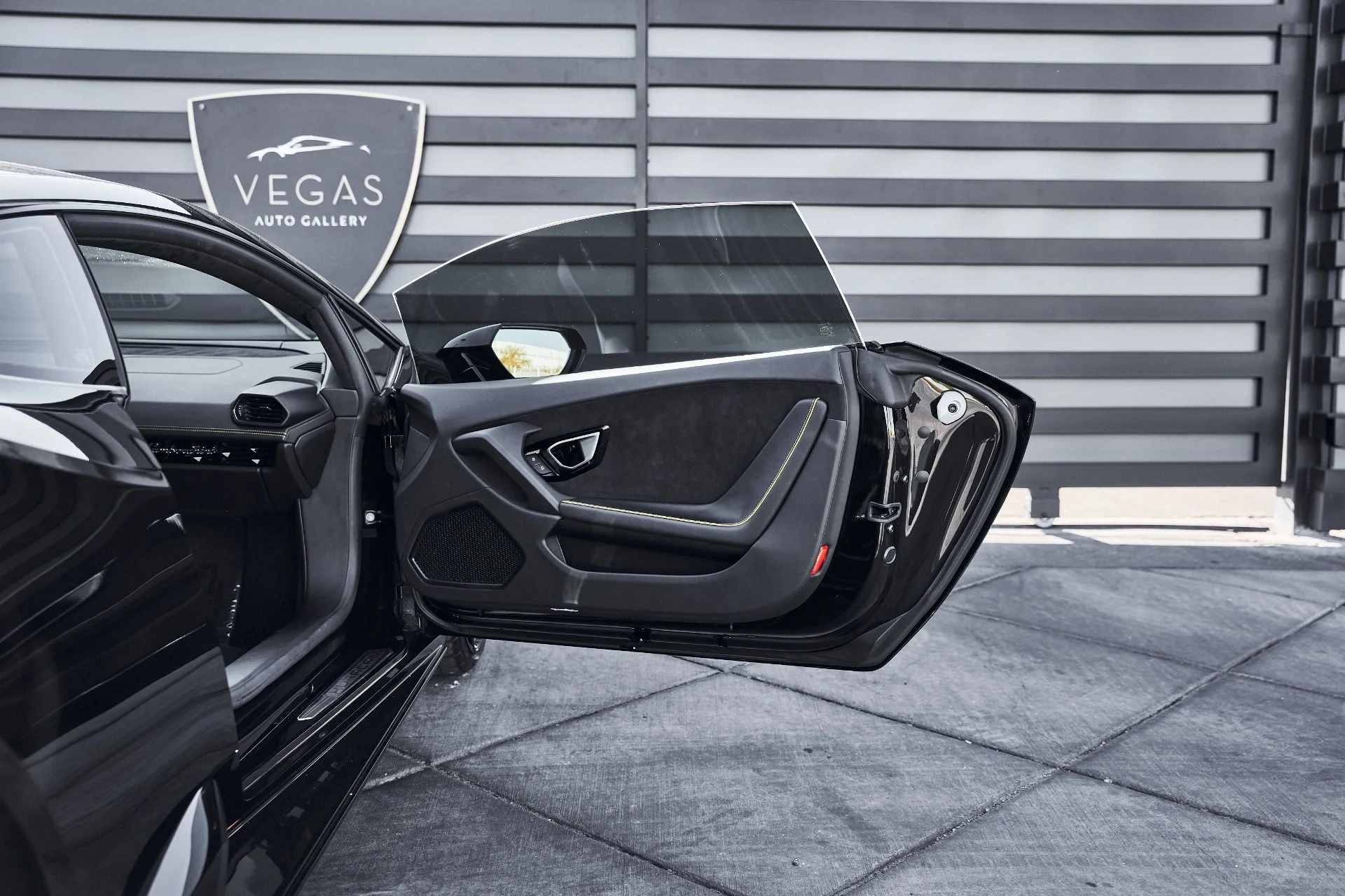 mph027_2549394540_Used_2021_Lamborghini_Huracan_EVO_Base_1774404972_cfce652697