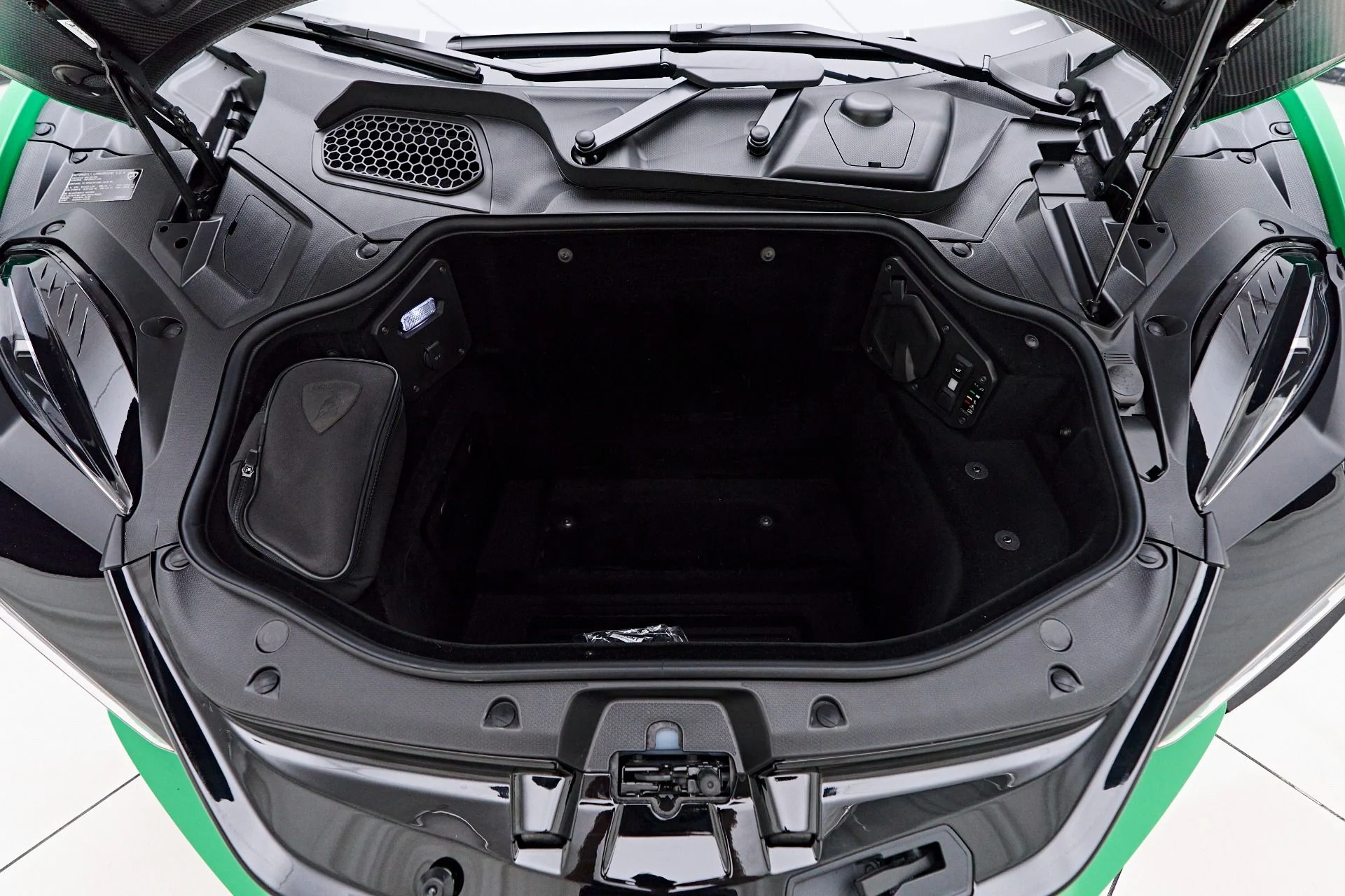mph027_2560980141_Used_2024_Lamborghini_Revuelto_Base_1756951529_ba8fbc87ad