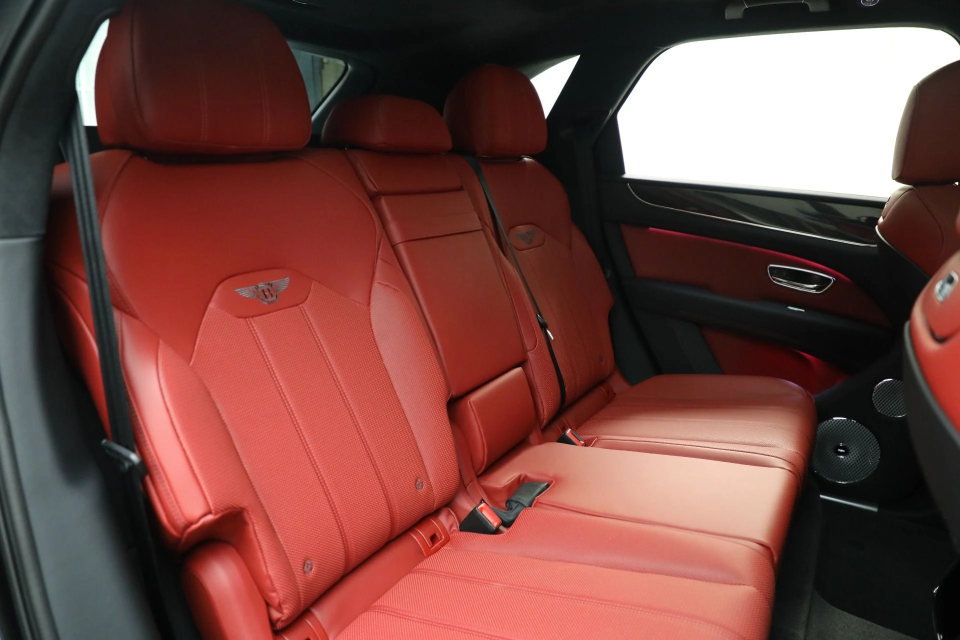 mph027_2561667186_New_2025_Bentley_Bentayga_V8_a5e8b328a6