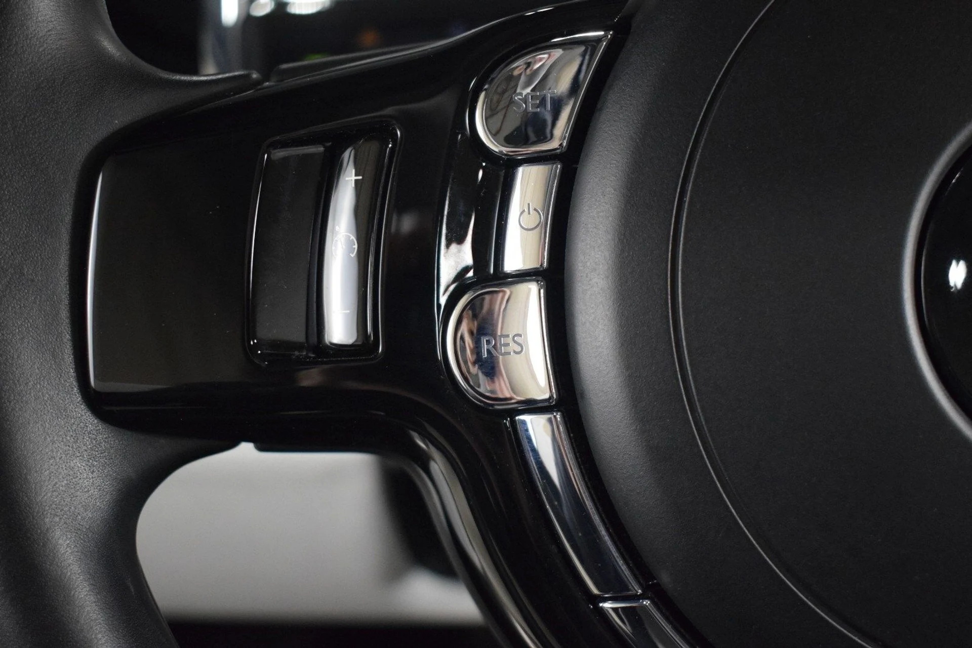 mph027_2593024017_5d980a09e243f8eec4b6dc05d90f366ax_0600ab25a7