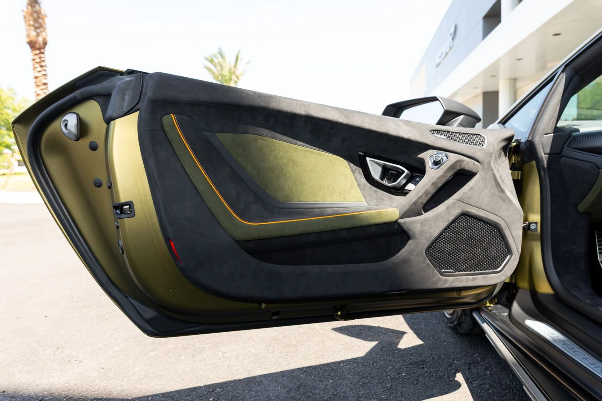 mph027_2625609520_Used_2024_Lamborghini_Huracan_Sterrato_05622965e4