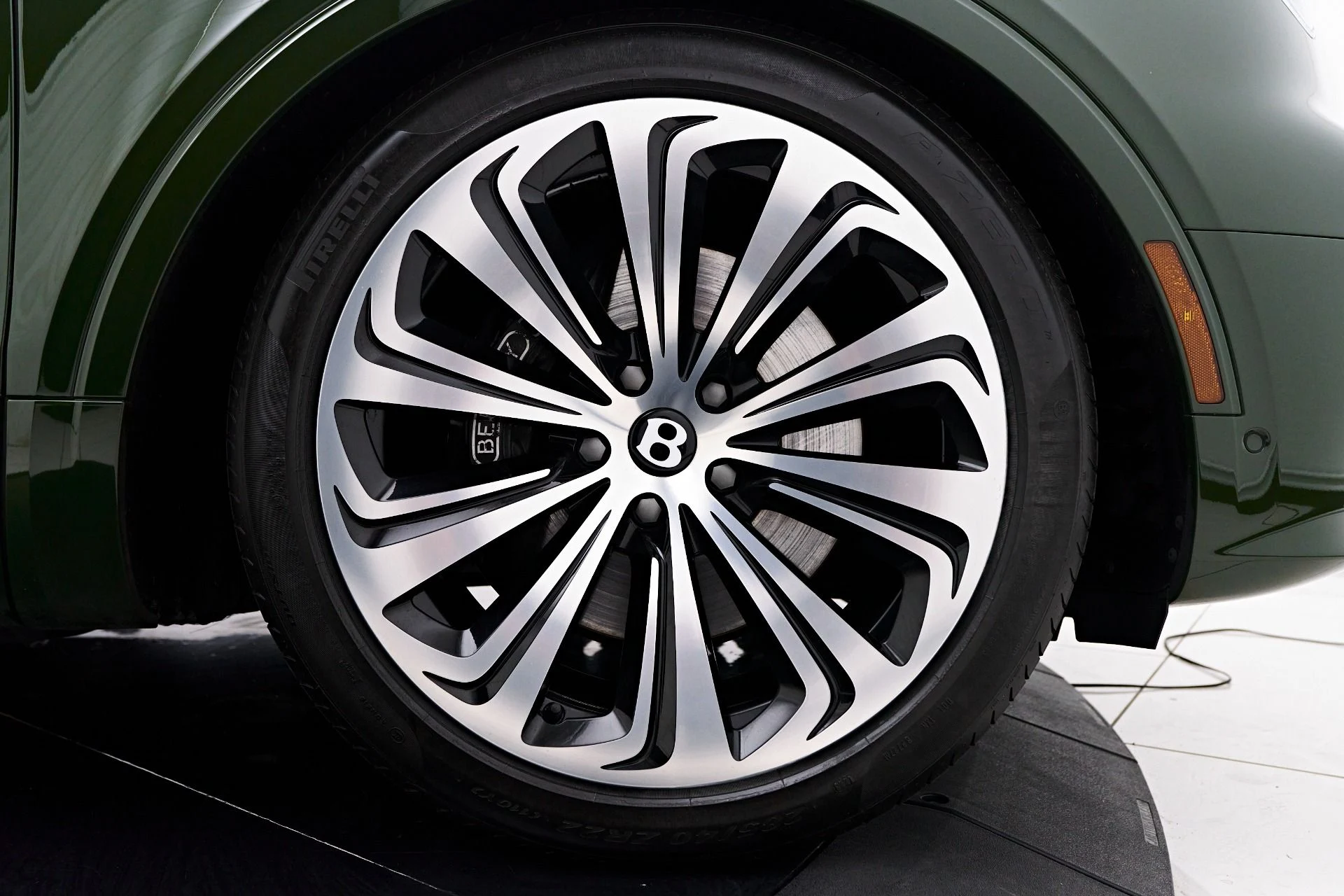 mph027_2628425732_Used_2023_Bentley_Bentayga_EWB_1754782420_448af44bd2